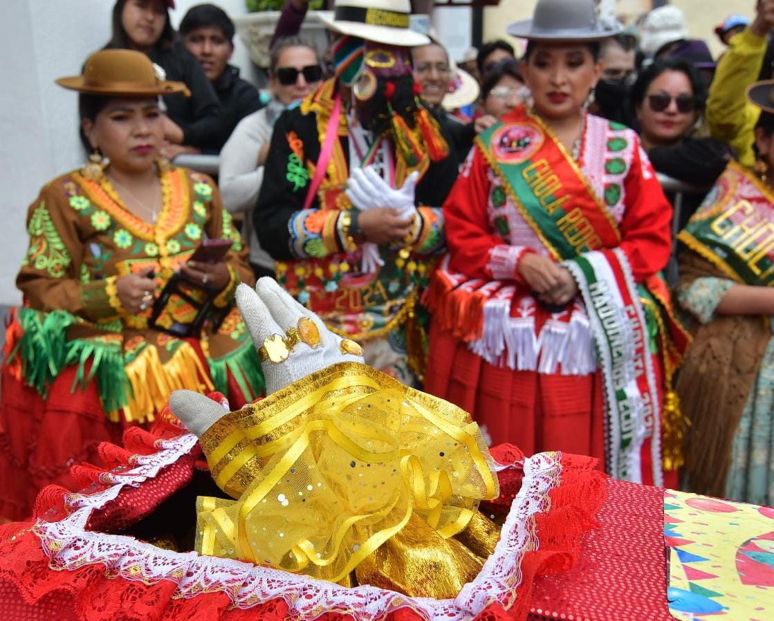 El Carnaval llegó a La Paz con el desentierro del pepino