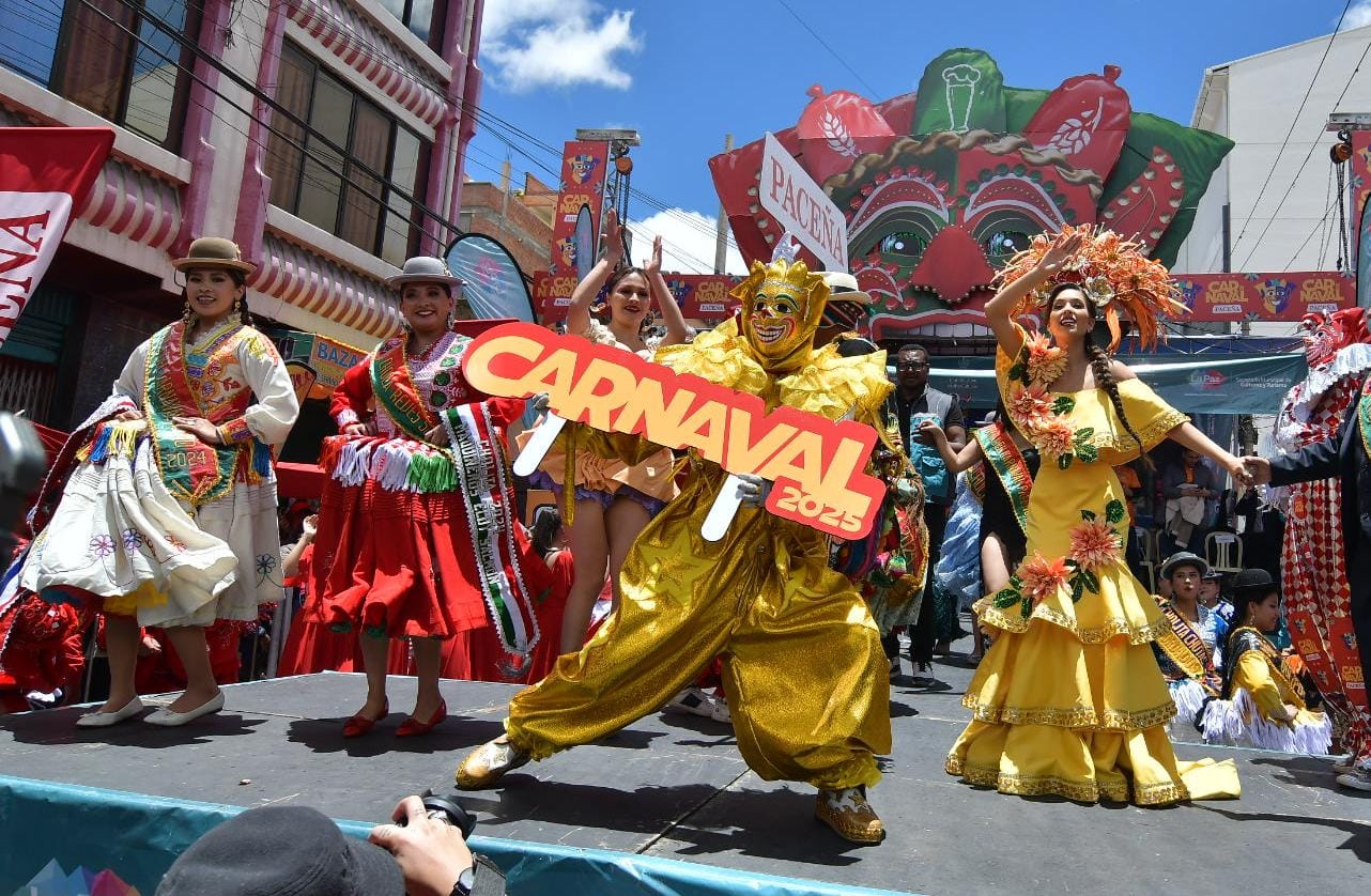 El Carnaval llegó a La Paz con el desentierro del pepino