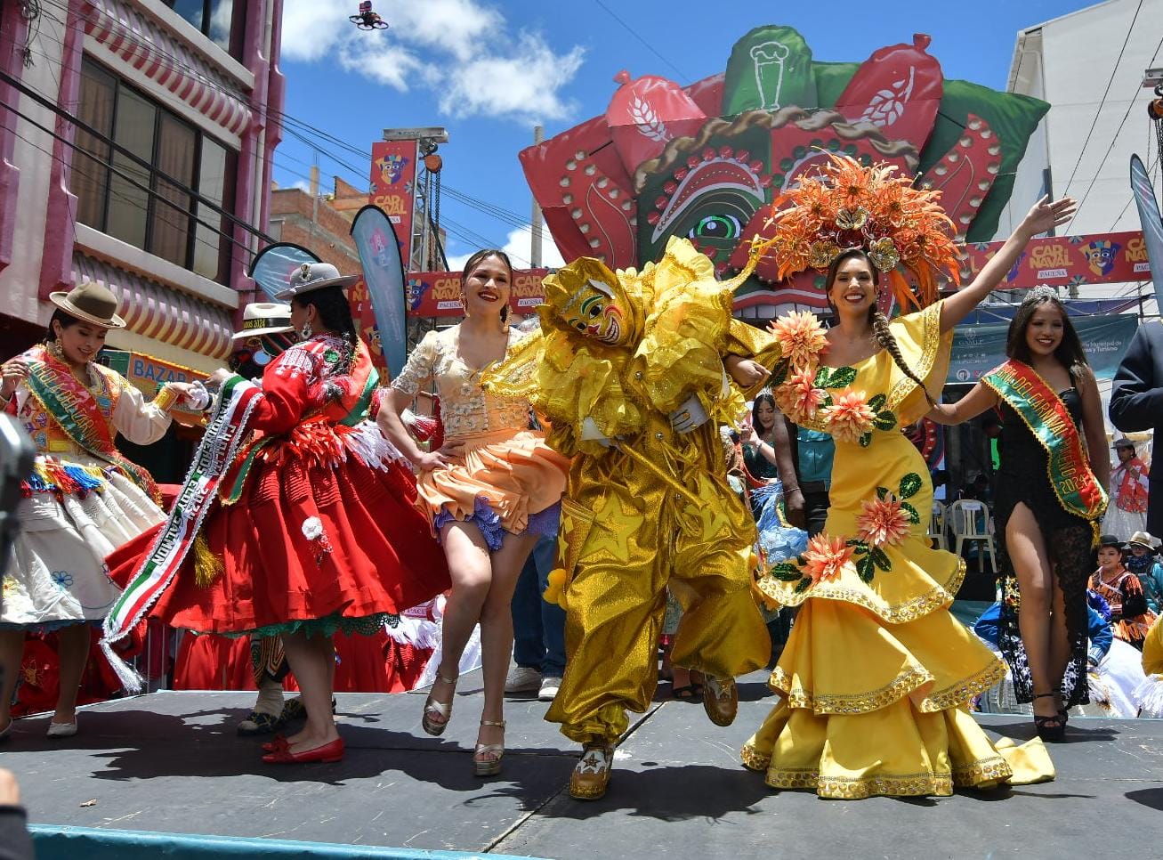 El Carnaval llegó a La Paz con el desentierro del pepino