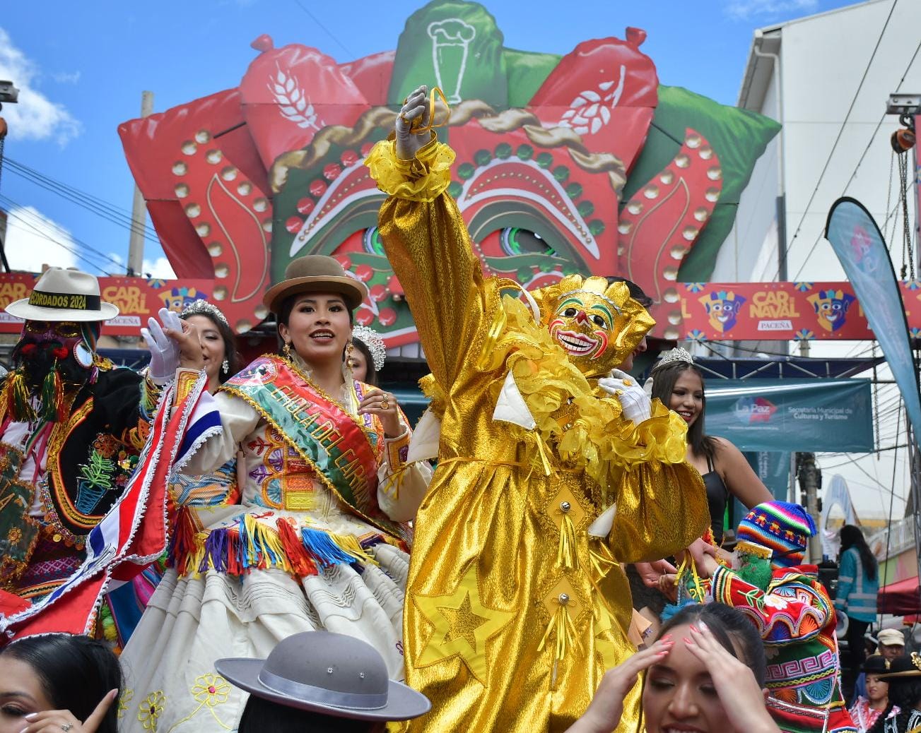 El Carnaval llegó a La Paz con el desentierro del pepino