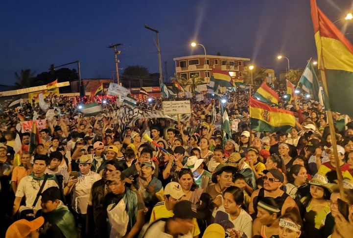 Cocaleros de Bulo Bulo inician bloqueo de carretera y en Plan Tres Mil de Santa Cruz piden renuncia de Evo