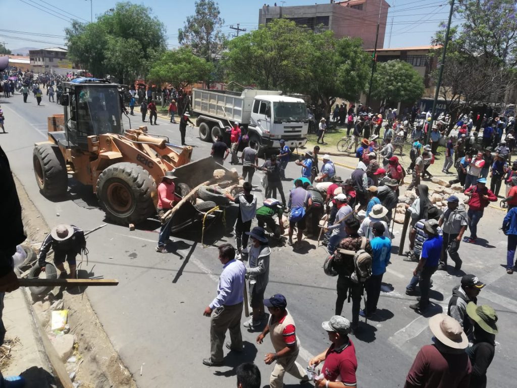 Mineros y campesinos desbloquean calles, causan heridos y temor en La Paz y Cochabamba