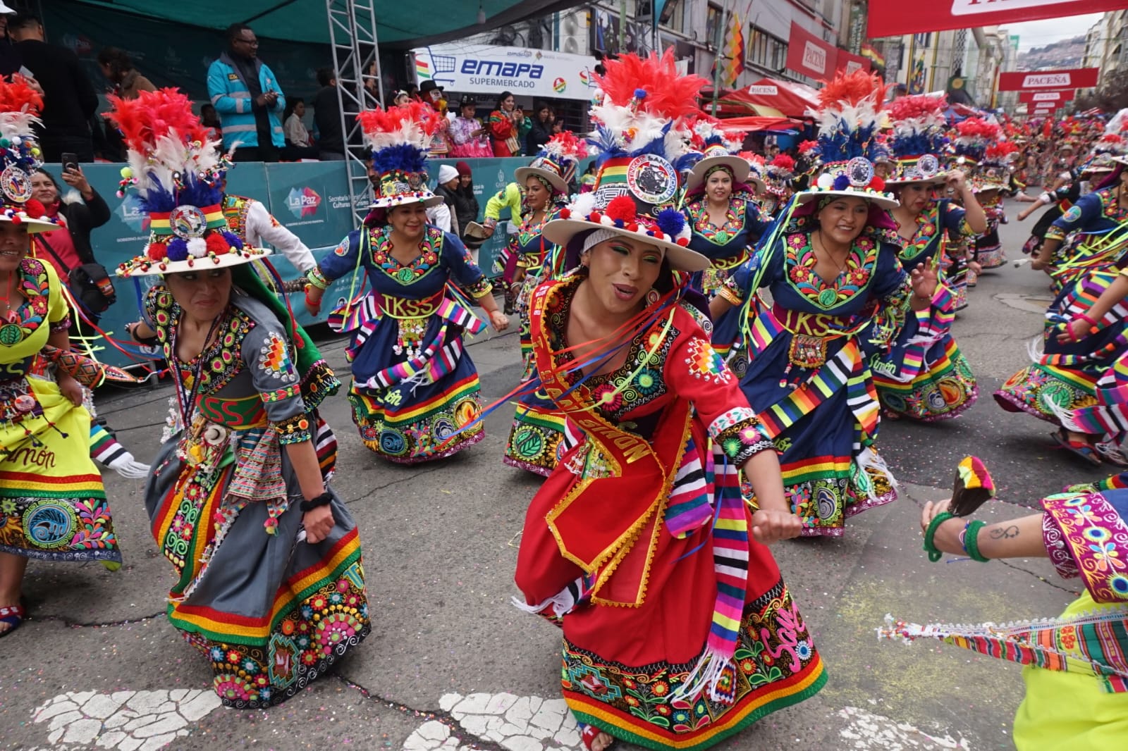 El Jisk'a Anata del Bicentenario llenó de color y tradición el centro paceño 