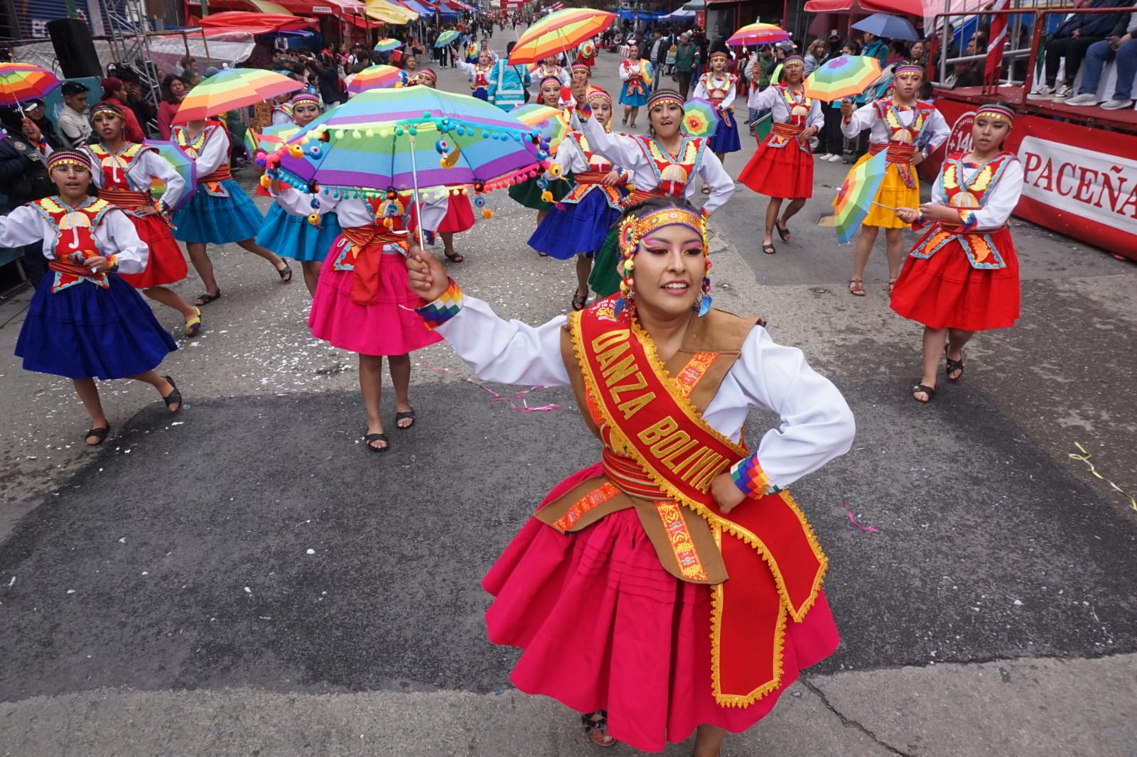 El Jisk'a Anata del Bicentenario llenó de color y tradición el centro paceño 