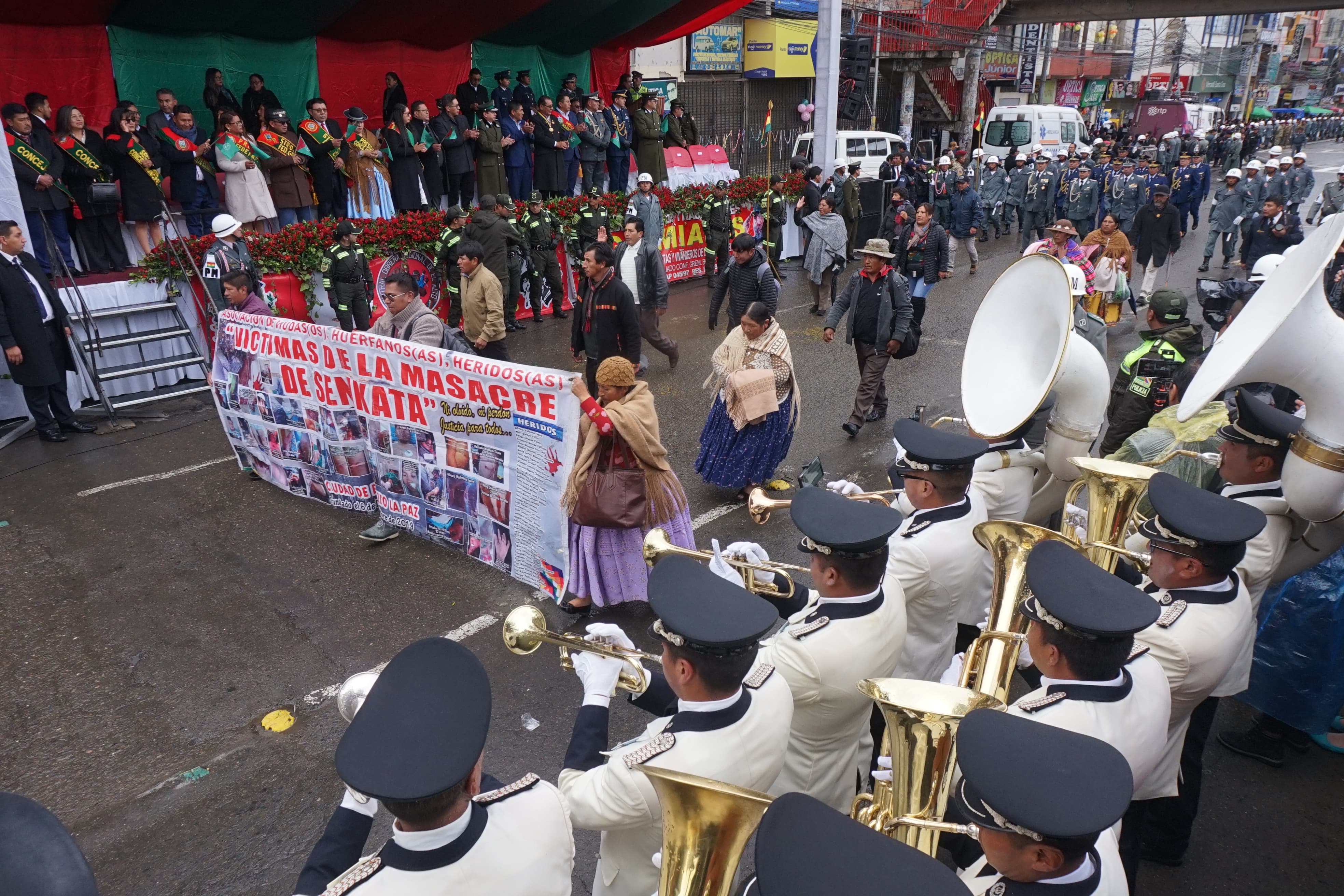 El Alto realiza desfile cívico-militar y policial por su 40 aniversario