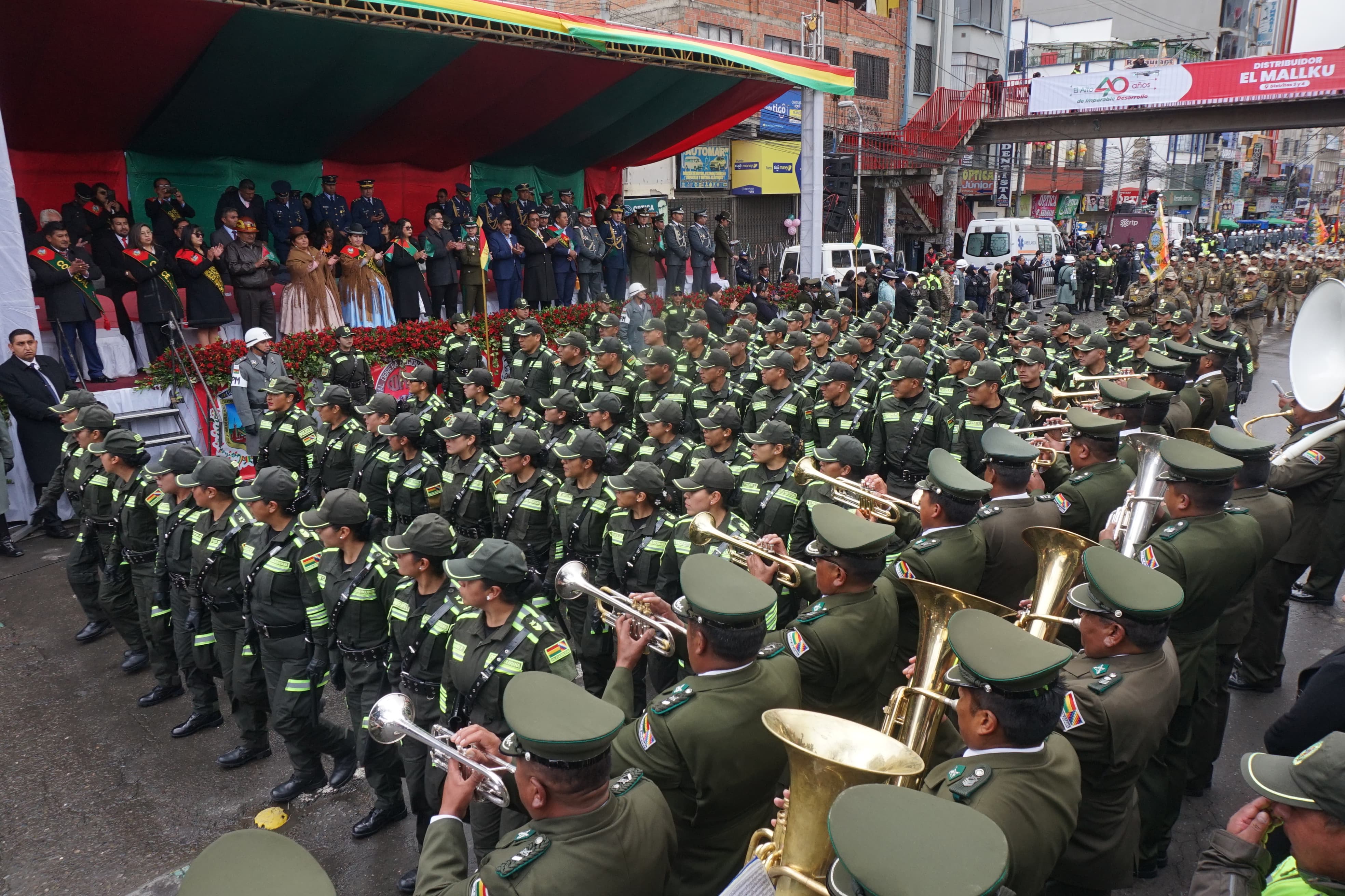 El Alto realiza desfile cívico-militar y policial por su 40 aniversario