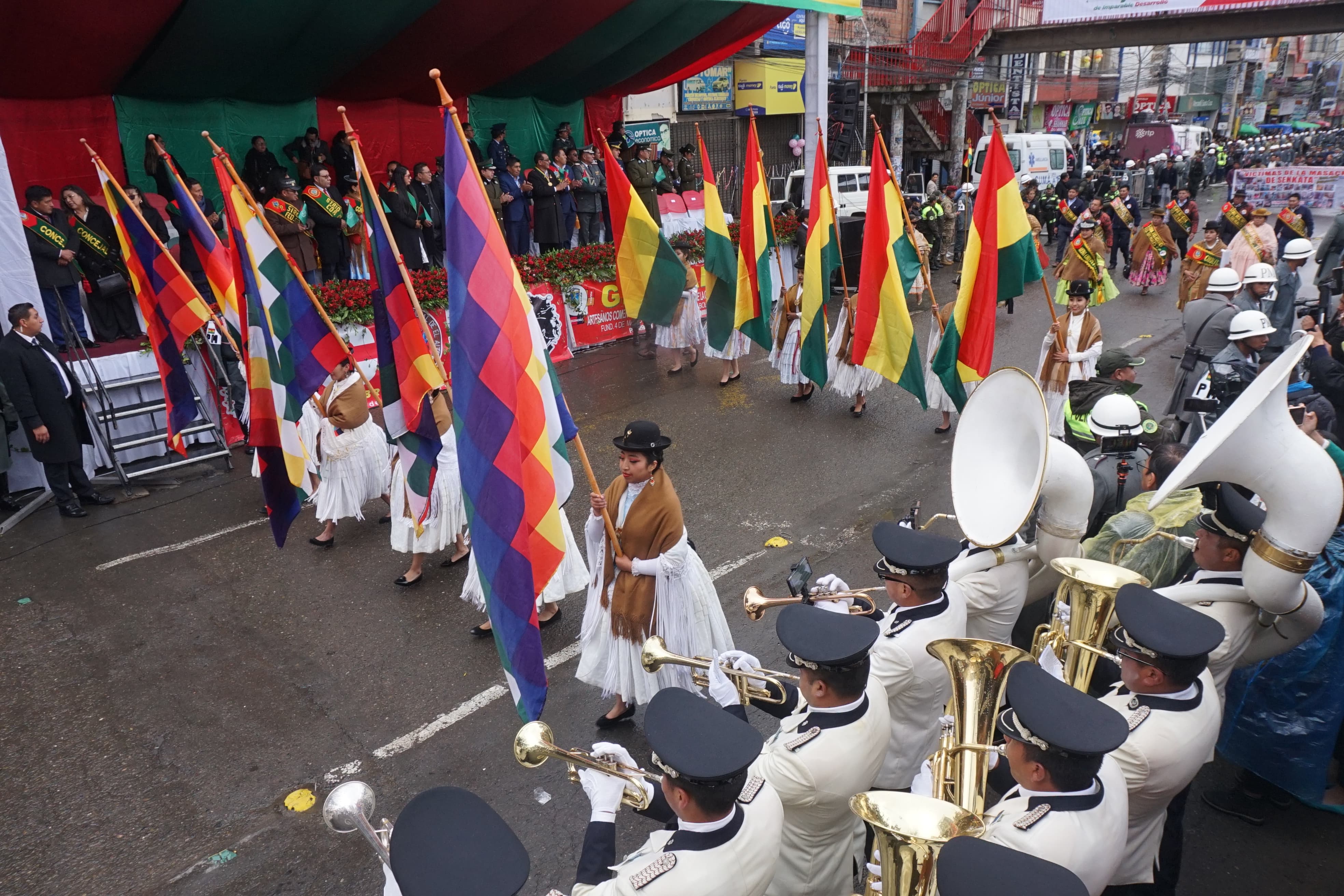 El Alto realiza desfile cívico-militar y policial por su 40 aniversario