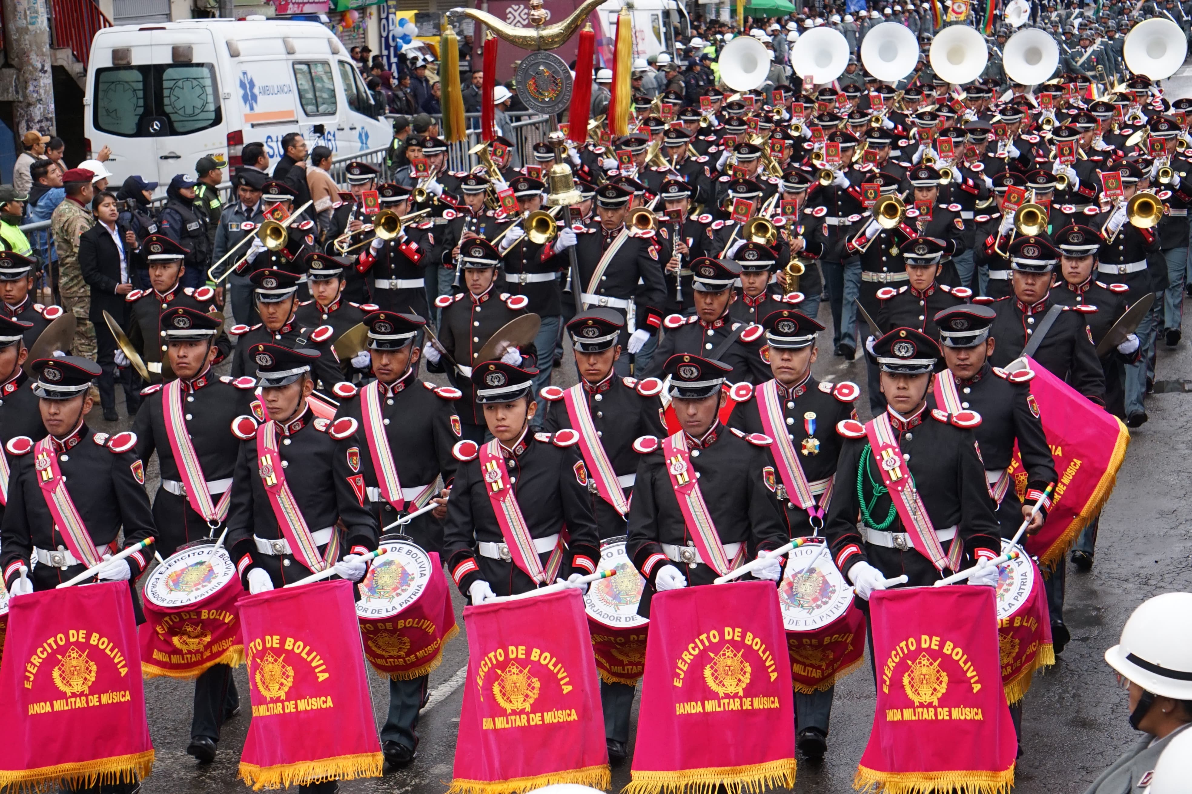 El Alto realiza desfile cívico-militar y policial por su 40 aniversario