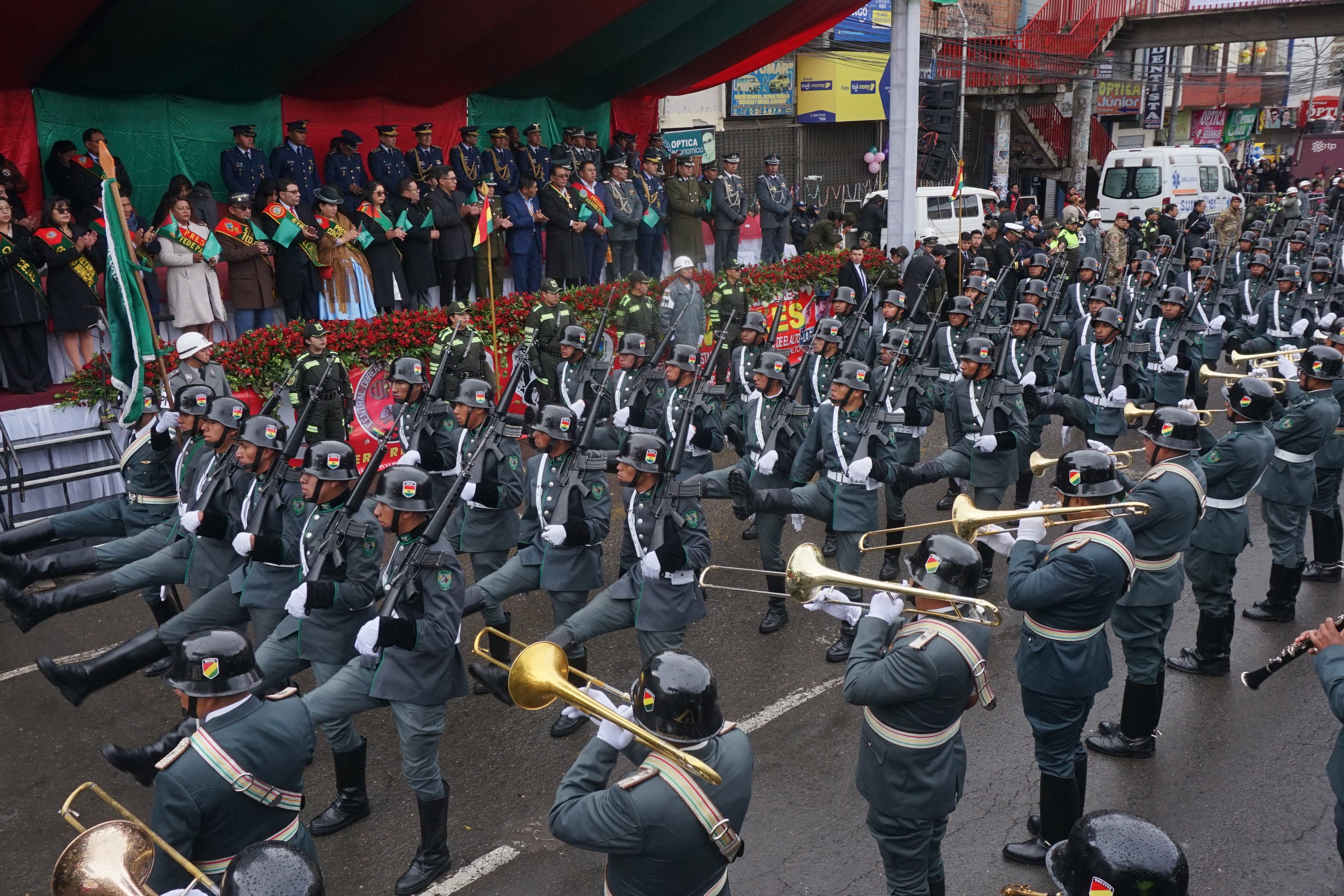 El Alto realiza desfile cívico-militar y policial por su 40 aniversario