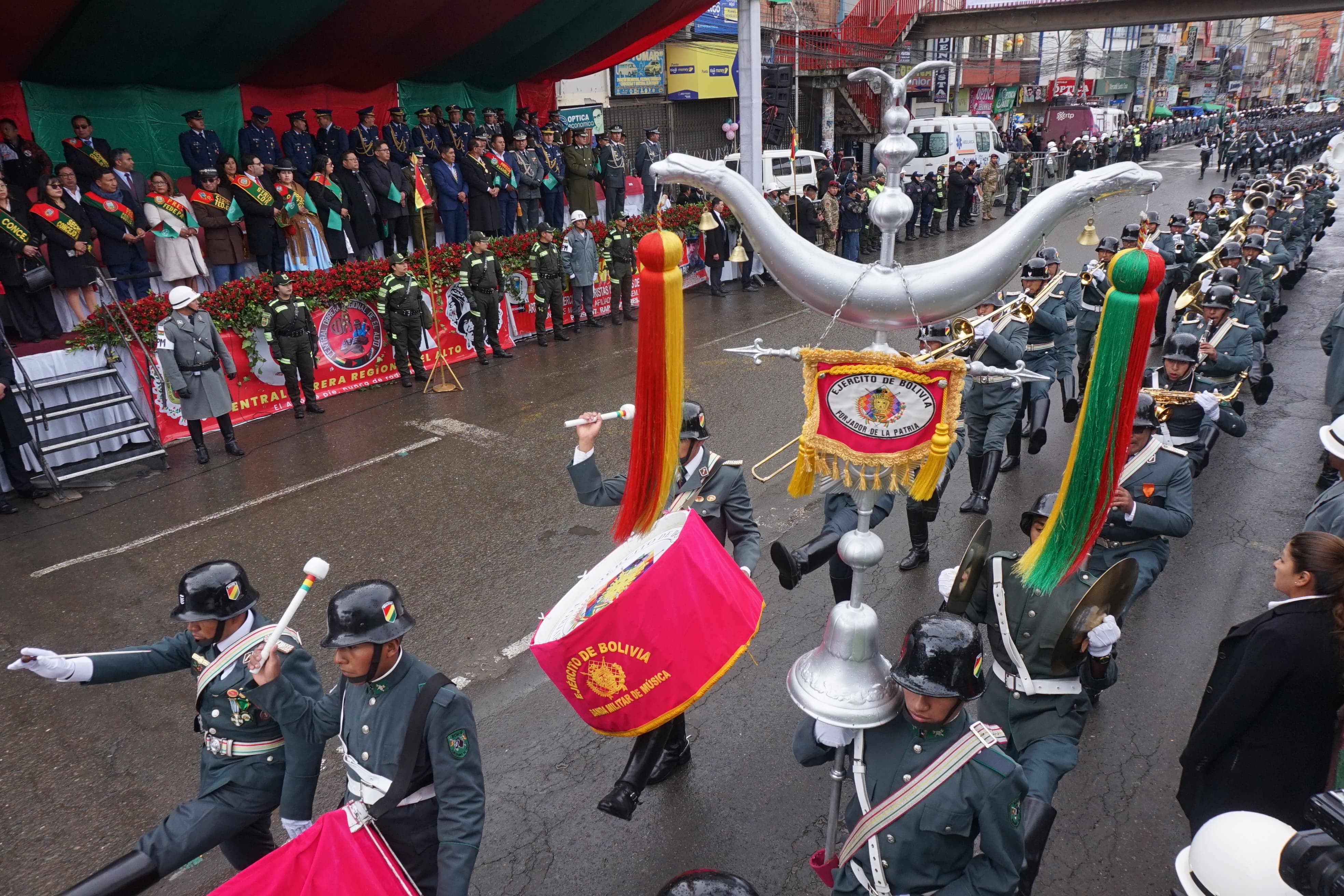 El Alto realiza desfile cívico-militar y policial por su 40 aniversario