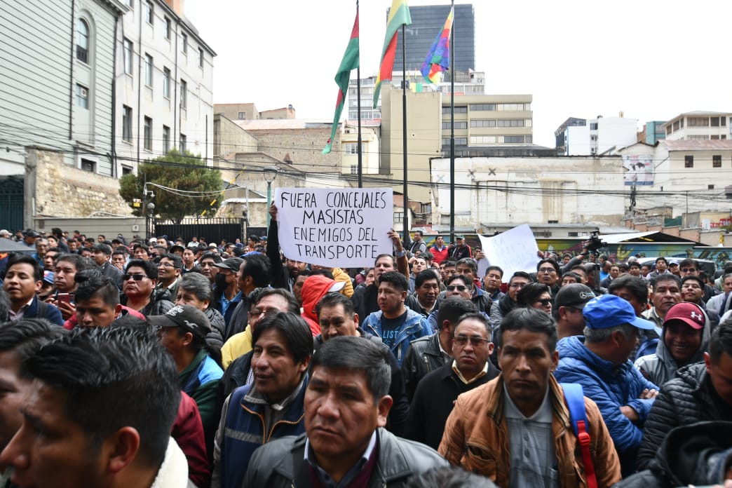 Choferes protestan por ley que revoca incremento tarifario y  advierten con un paro de 48 horas