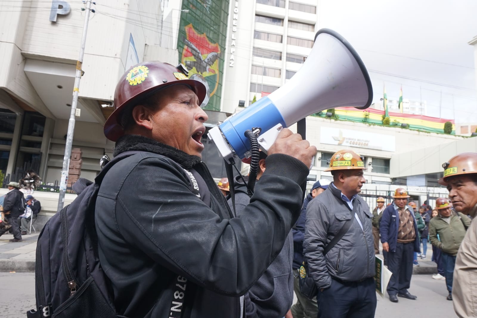 Con detonación de explosivos, mineros  auríferos protestan por falta de  combustible en el centro paceño