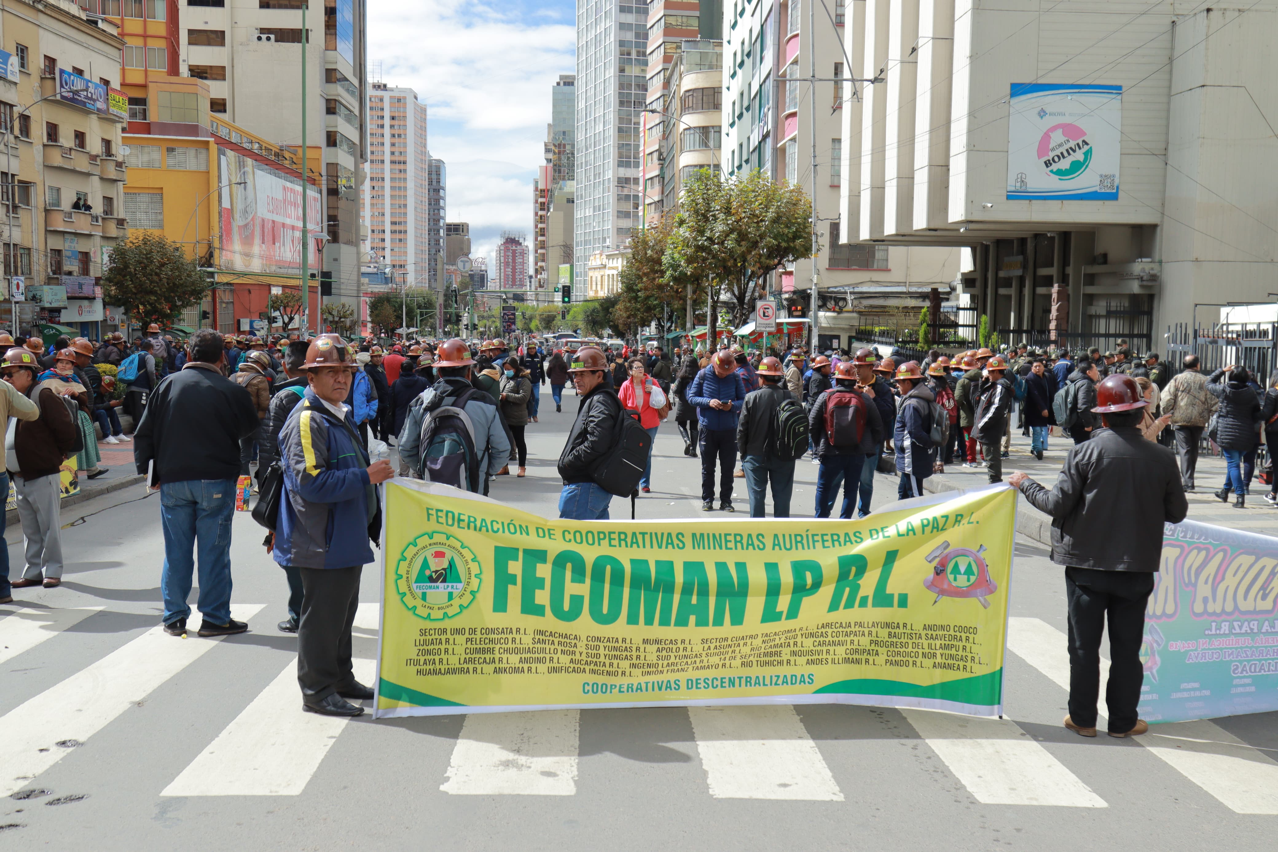 Con detonación de explosivos, mineros  auríferos protestan por falta de  combustible en el centro paceño