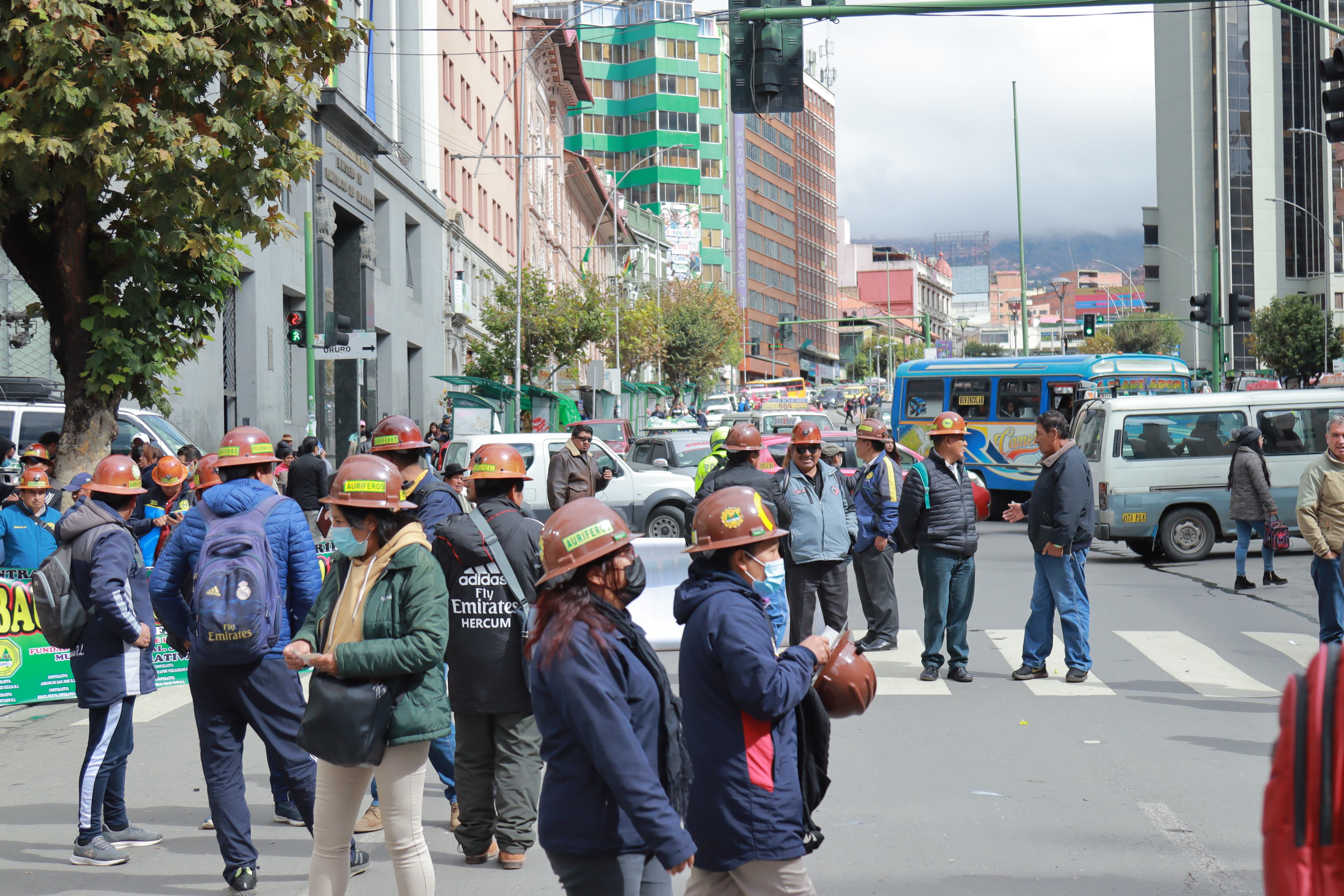 Con detonación de explosivos, mineros  auríferos protestan por falta de  combustible en el centro paceño