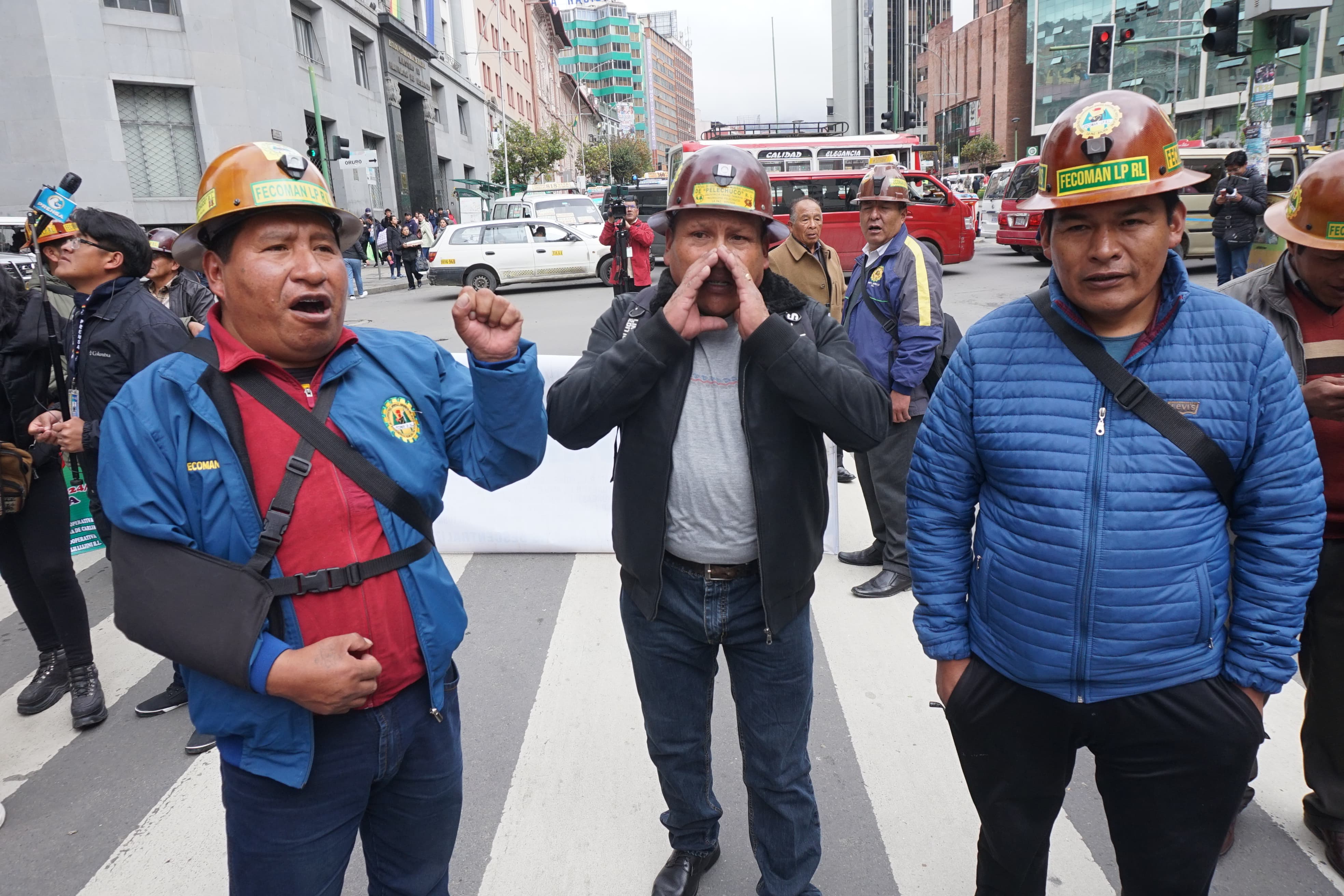 Con detonación de explosivos, mineros  auríferos protestan por falta de  combustible en el centro paceño