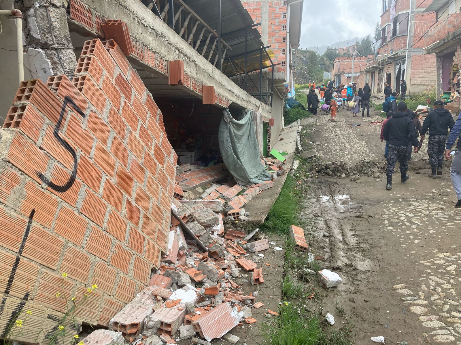 Vecinos de Codavisa arriesgan su seguridad para rescatar lo que puedan de sus casas 