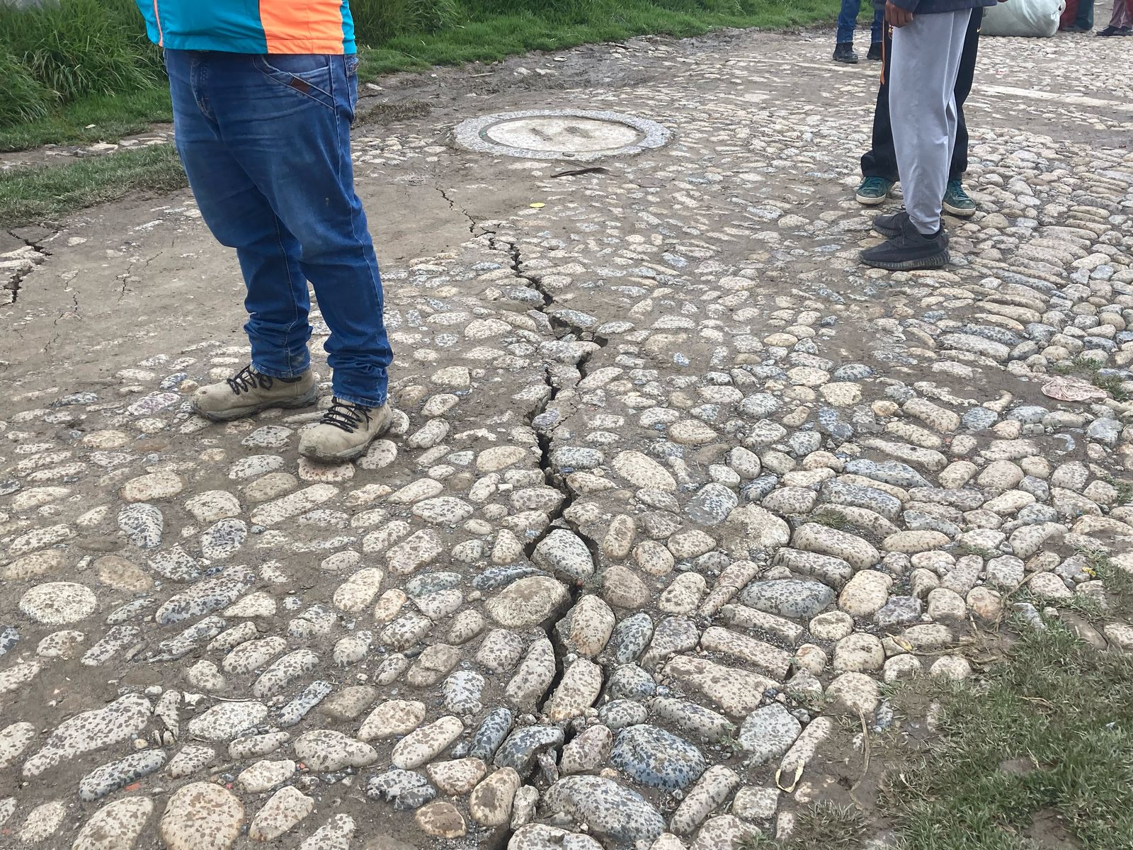 Vecinos de Codavisa arriesgan su seguridad para rescatar lo que puedan de sus casas 