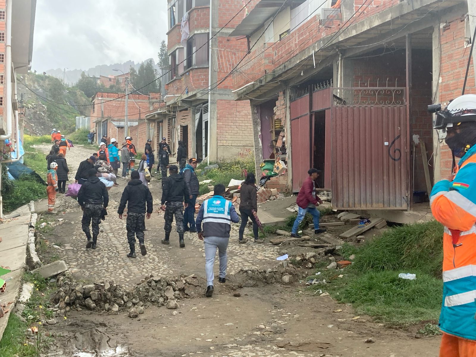 Vecinos de Codavisa arriesgan su seguridad para rescatar lo que puedan de sus casas 