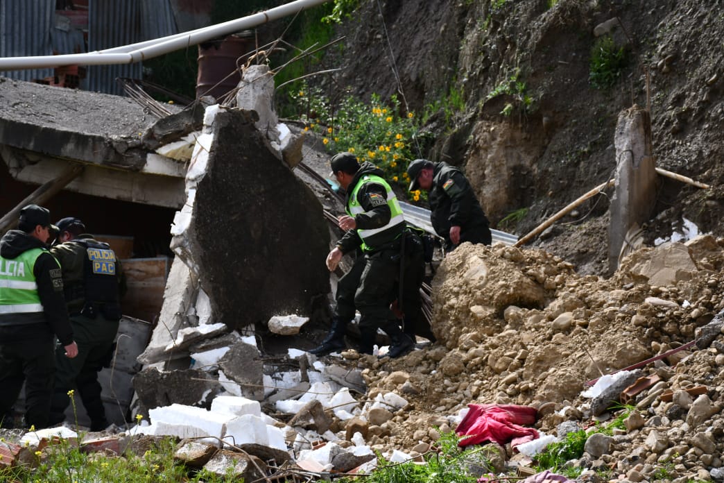 Talud cae sobre una vivienda en Coqueni; Policía informa la muerte de una persona 