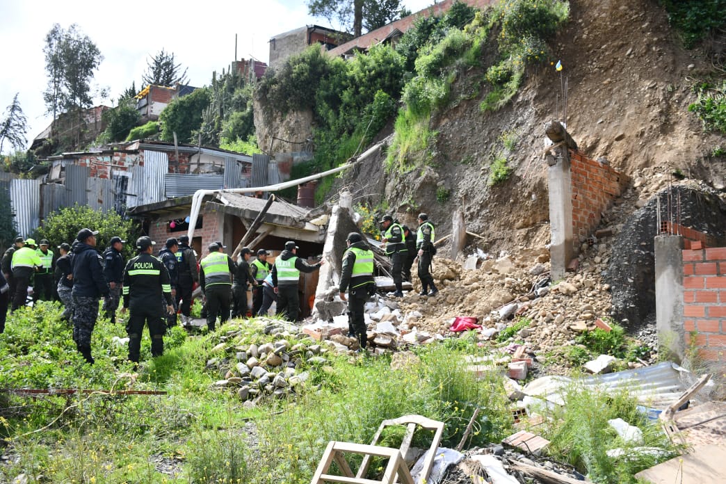 Talud cae sobre una vivienda en Coqueni; Policía informa la muerte de una persona 