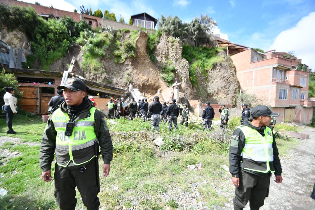 Talud cae sobre una vivienda en Coqueni; Policía informa la muerte de una persona 