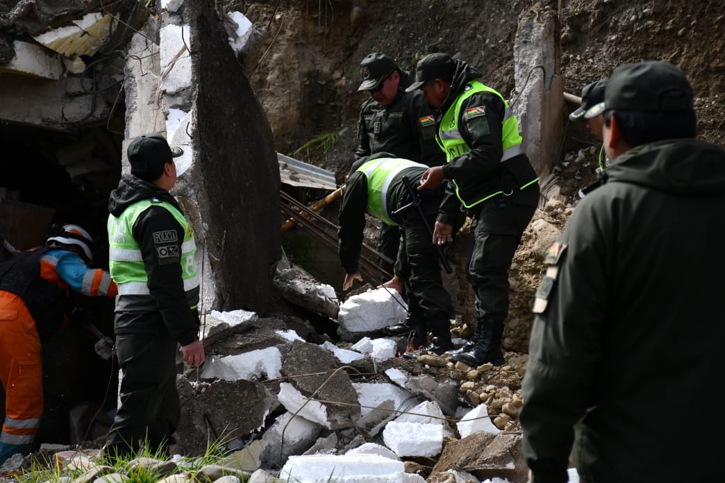 Talud cae sobre una vivienda en Coqueni; Policía informa la muerte de una persona 