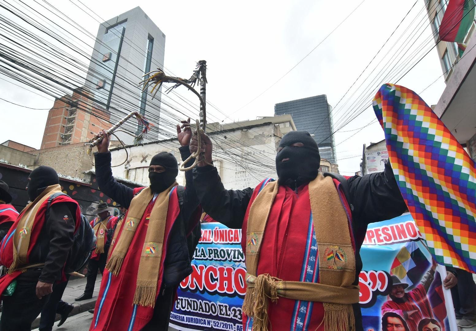 Choferes interprovinciales y Ponchos  Rojos protestan en el centro paceño