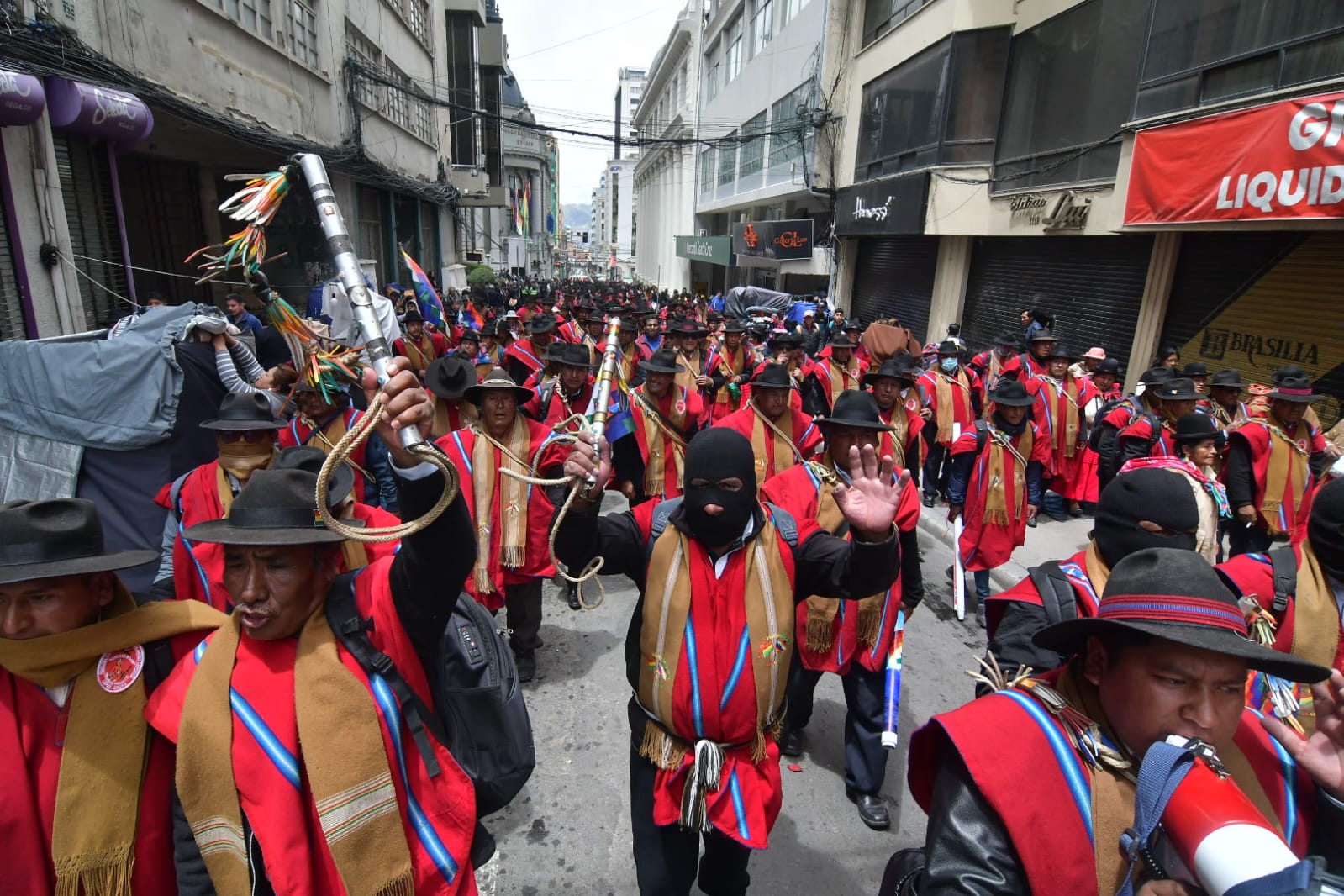 Choferes interprovinciales y Ponchos  Rojos protestan en el centro paceño