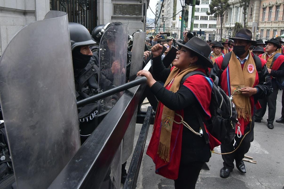 Choferes interprovinciales y Ponchos  Rojos protestan en el centro paceño