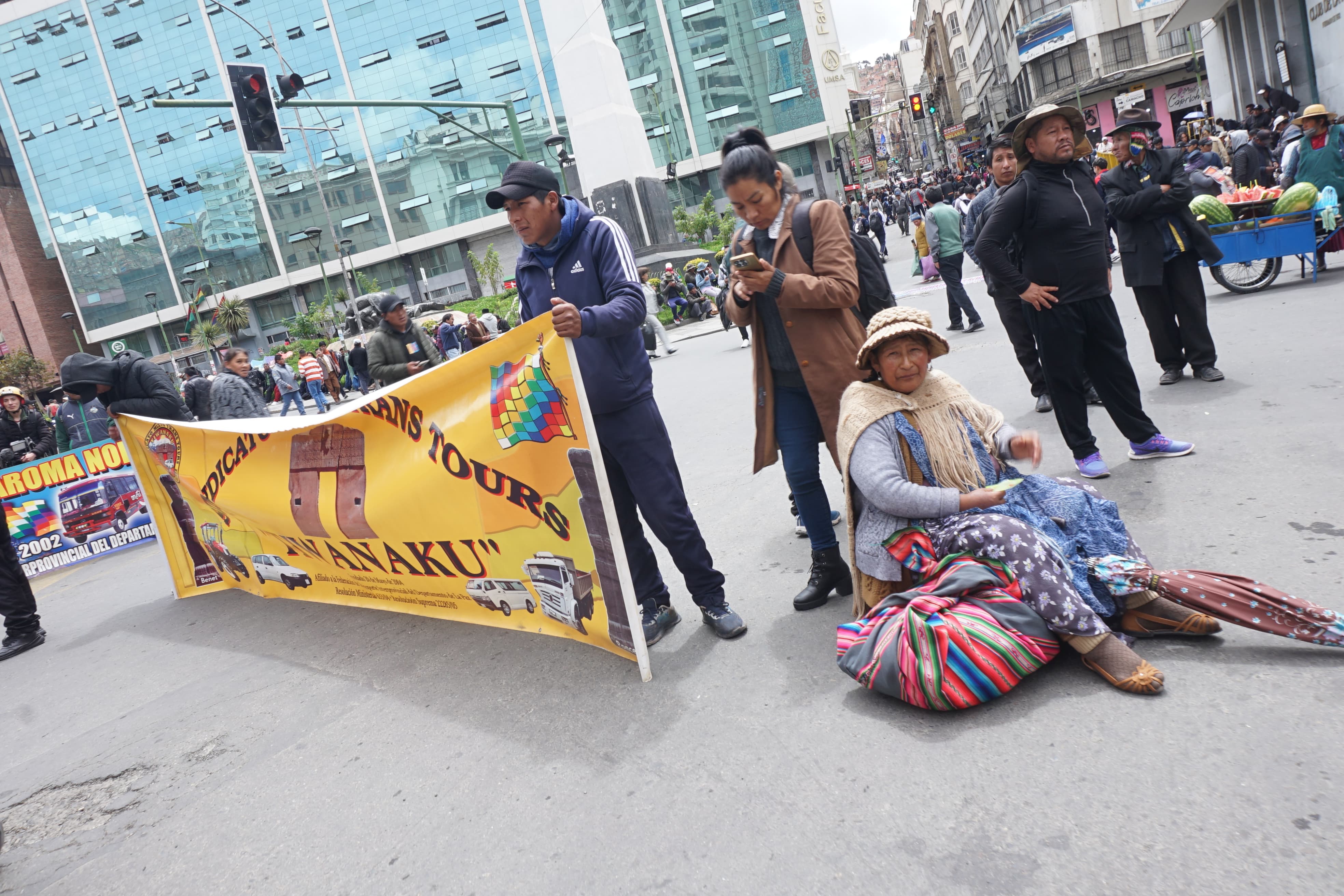 Choferes interprovinciales y Ponchos  Rojos protestan en el centro paceño