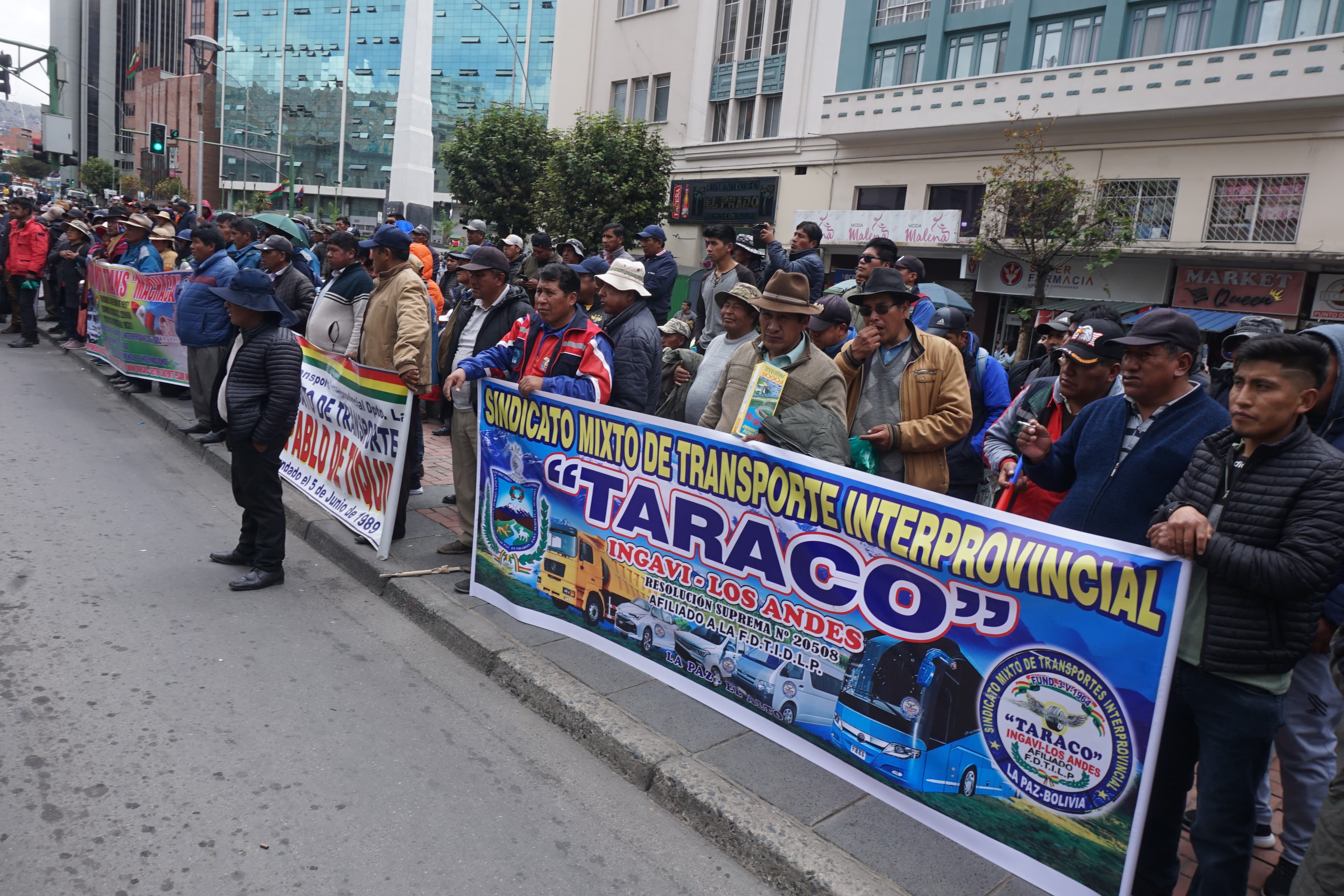 Choferes interprovinciales y Ponchos  Rojos protestan en el centro paceño