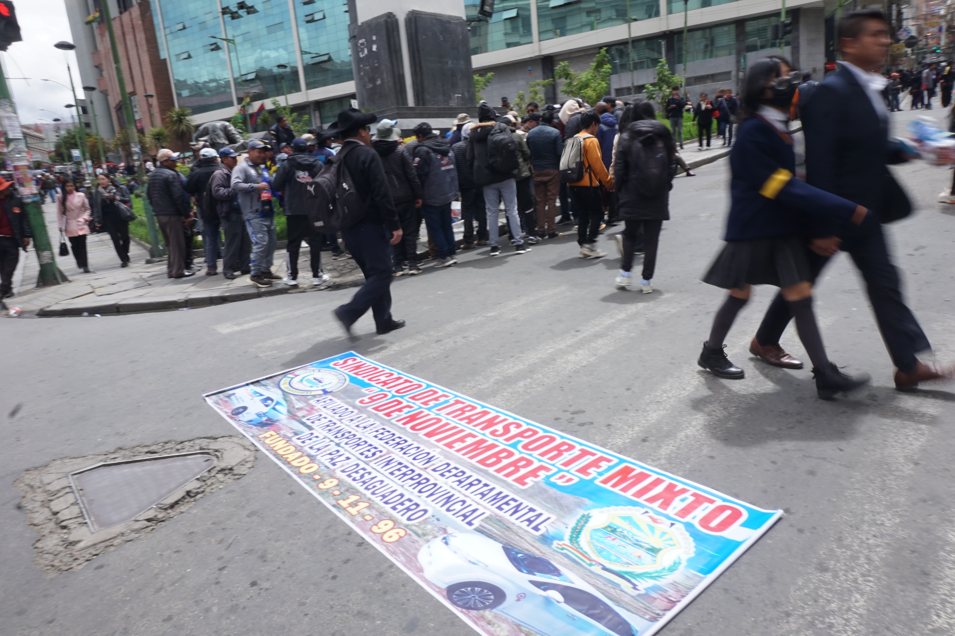 Choferes interprovinciales y Ponchos  Rojos protestan en el centro paceño