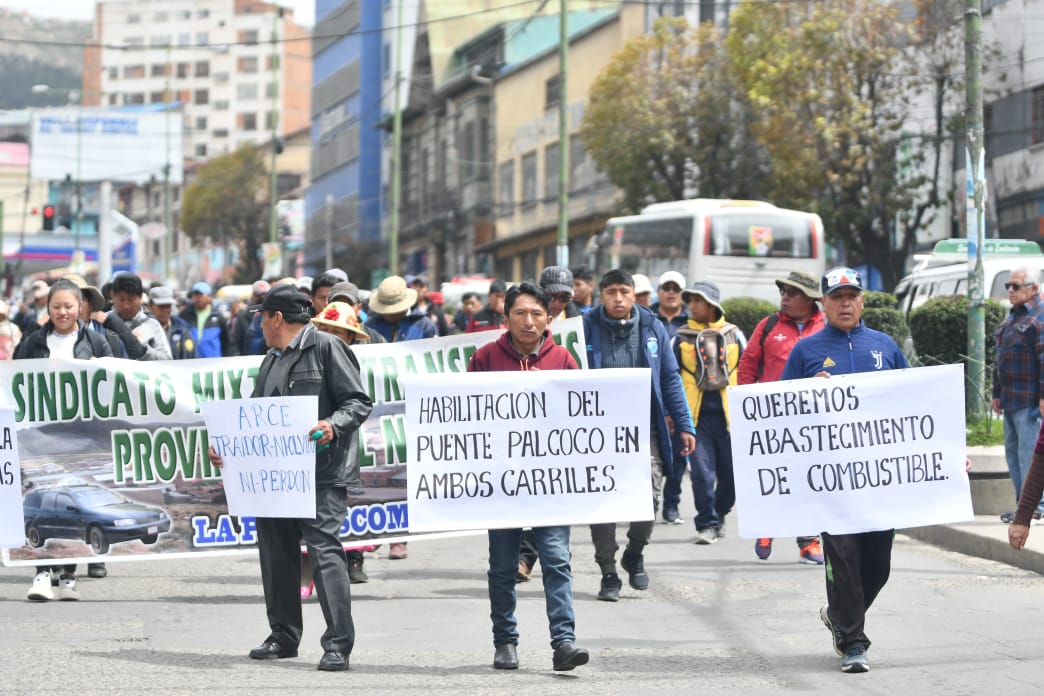 Choferes interprovinciales y Ponchos  Rojos protestan en el centro paceño