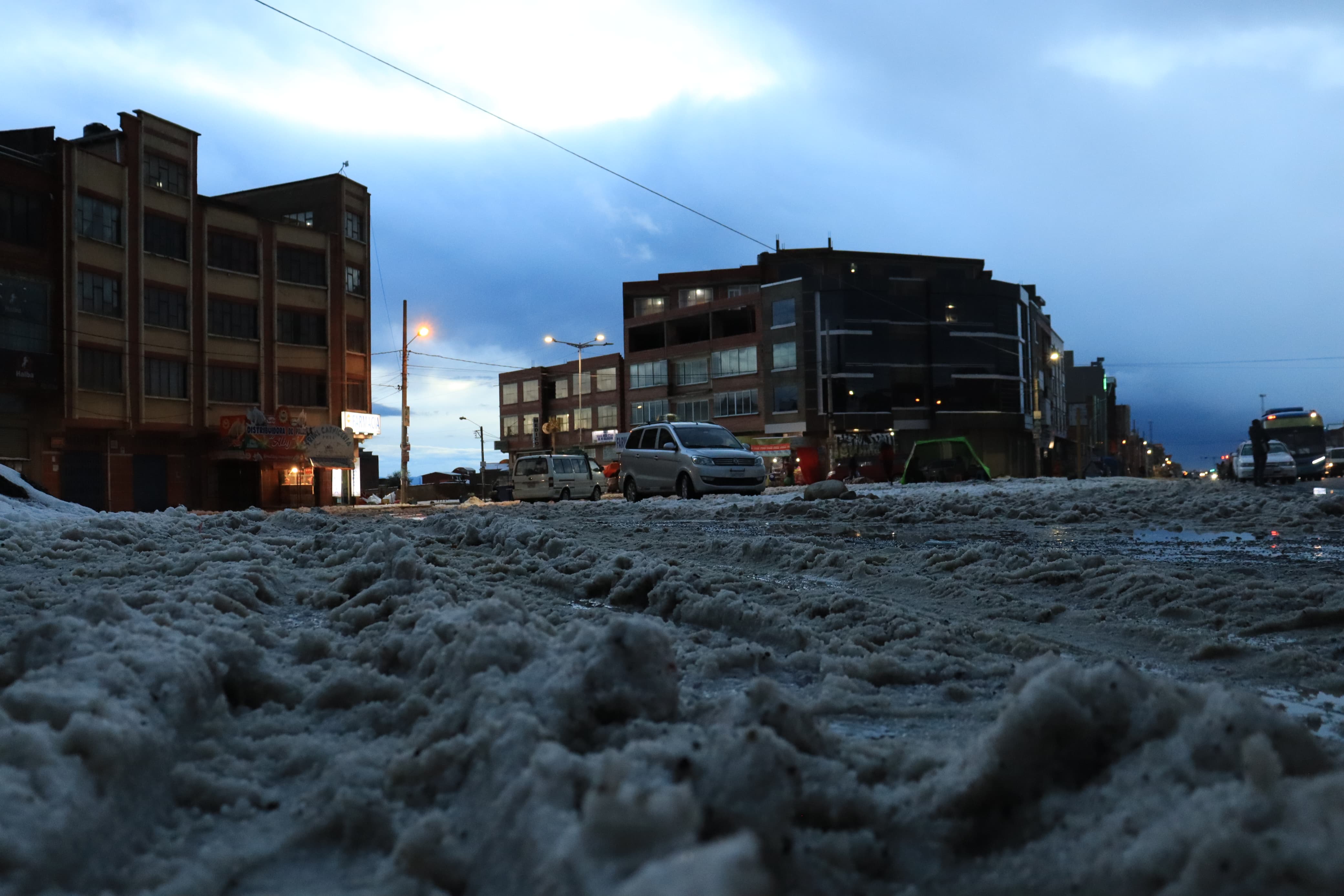 Fuerte granizada sorprende a  vecinos de El Alto y cubre diversas vías 