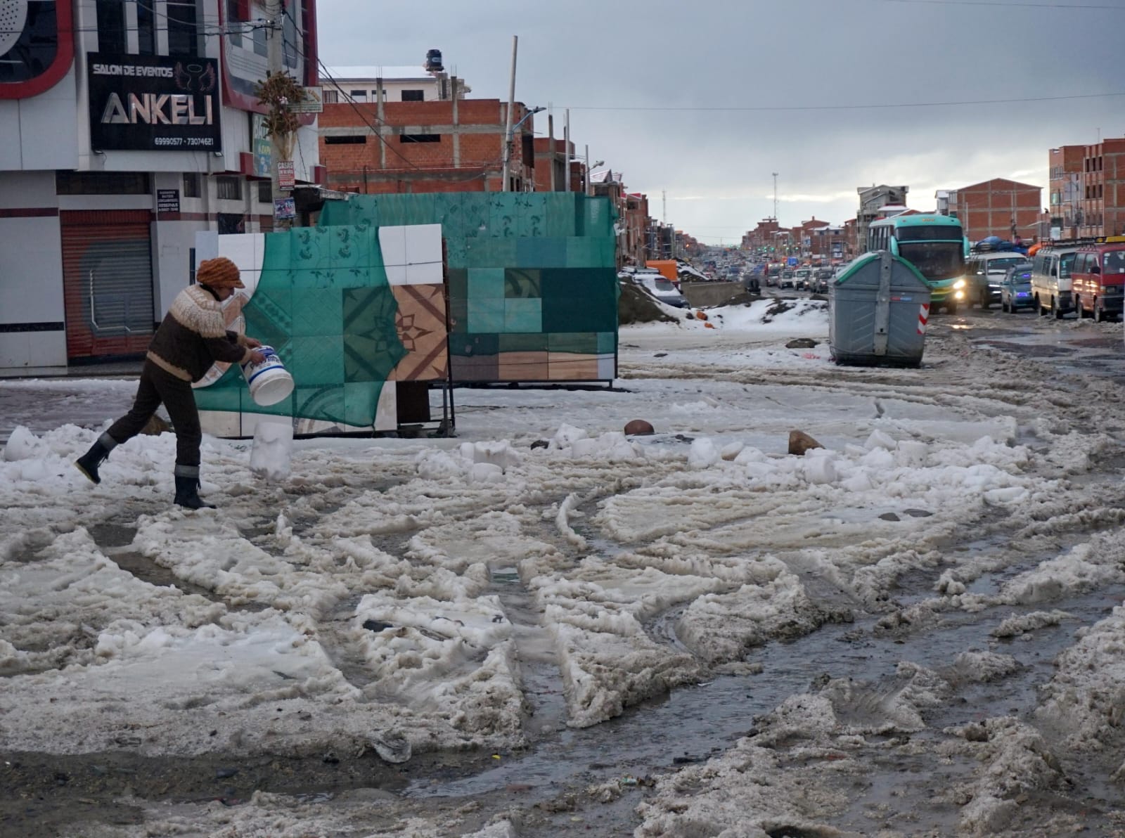 Fuerte granizada sorprende a  vecinos de El Alto y cubre diversas vías 