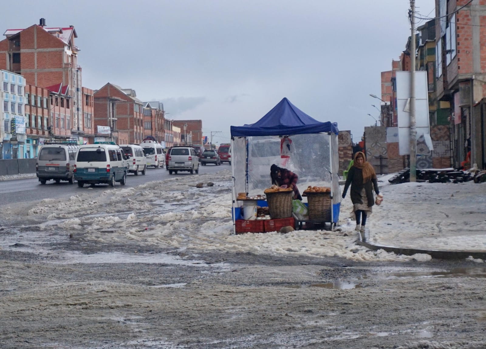 Fuerte granizada sorprende a  vecinos de El Alto y cubre diversas vías 