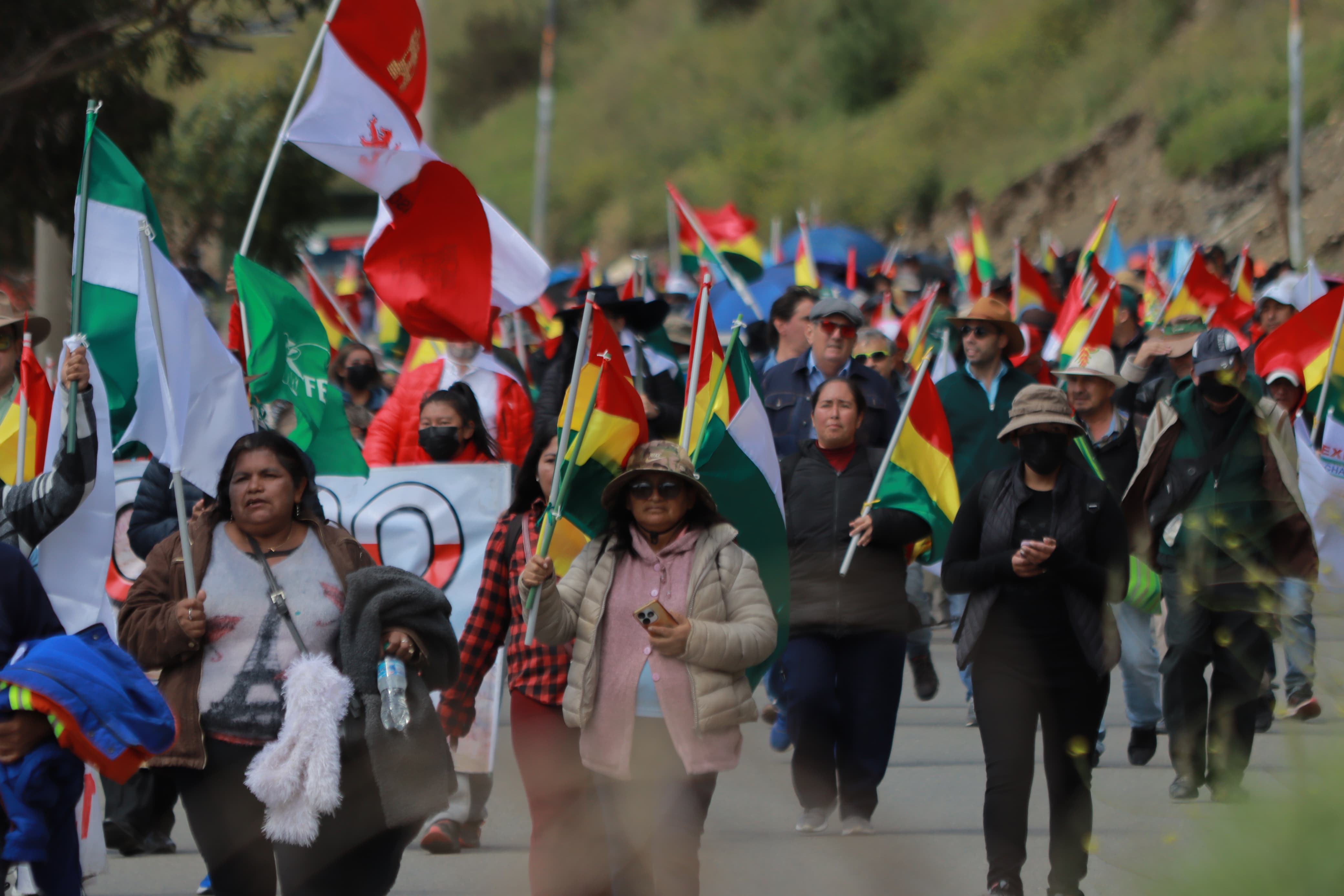 Marcha del Comité Multisectorial llega  al centro paceño y entrega pliego  petitorio y propuestas al Gobierno