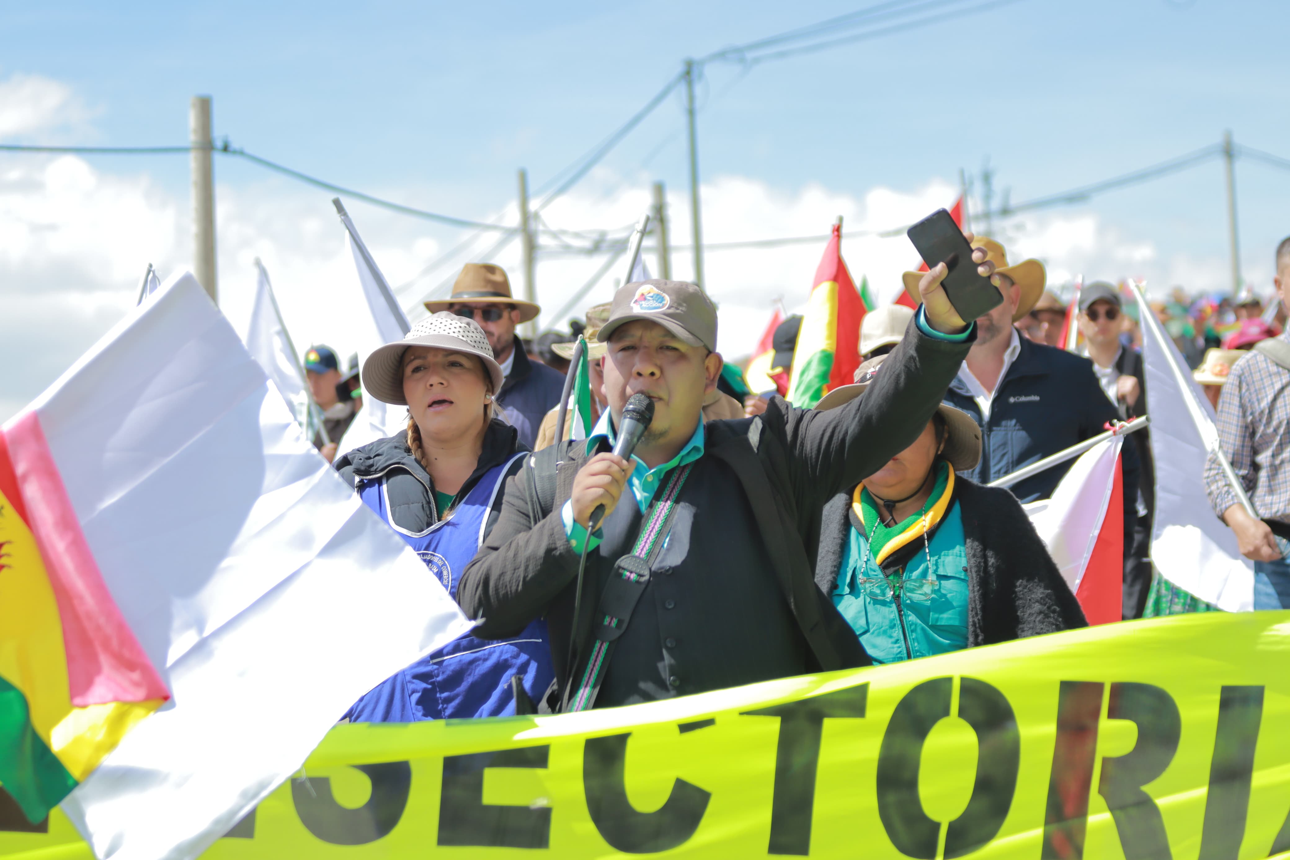 Marcha del Comité Multisectorial llega  al centro paceño y entrega pliego  petitorio y propuestas al Gobierno