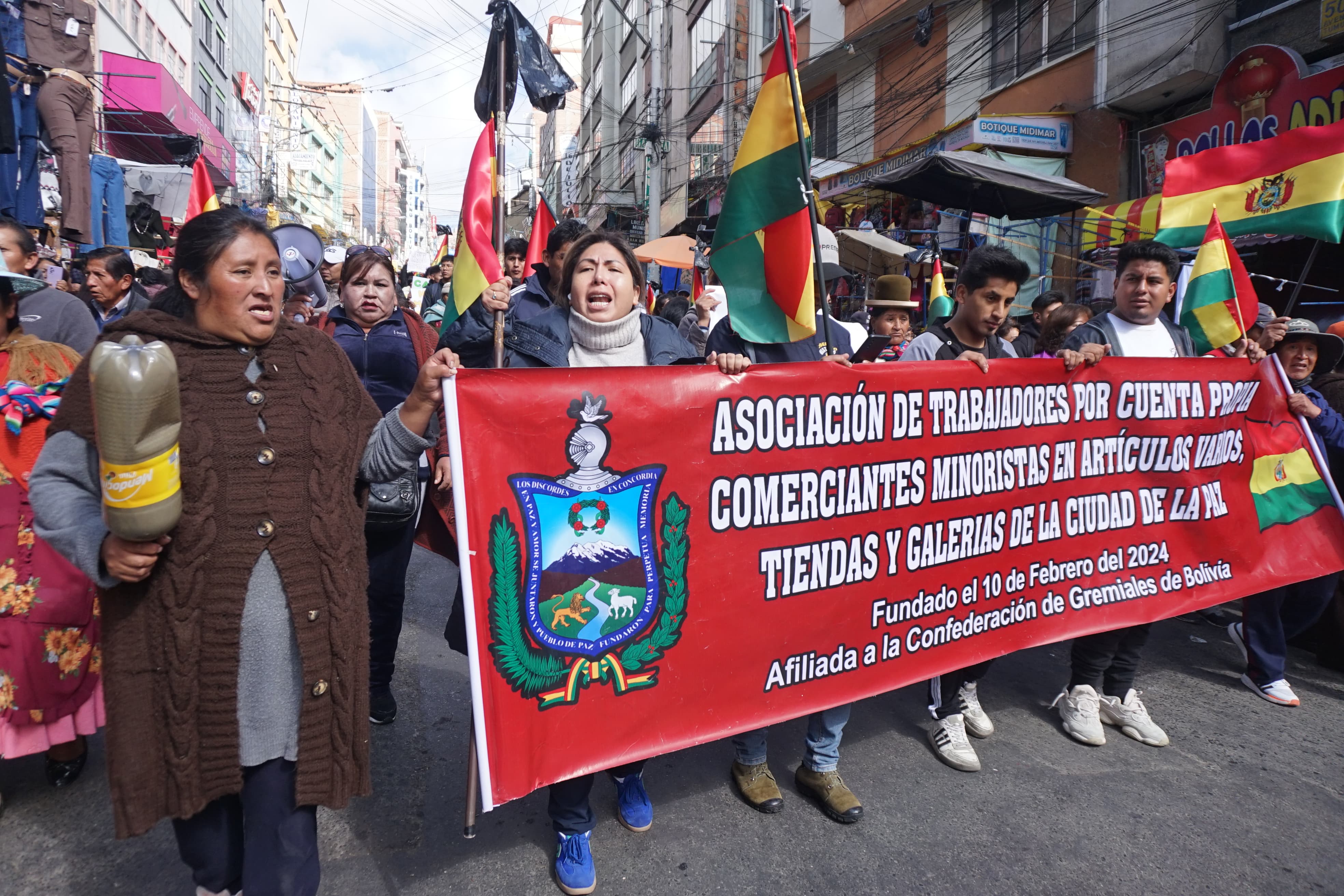Gremiales marchan por el centro  paceño debido a la crisis;  Montenegro  reitera a la ALP que apruebe créditos