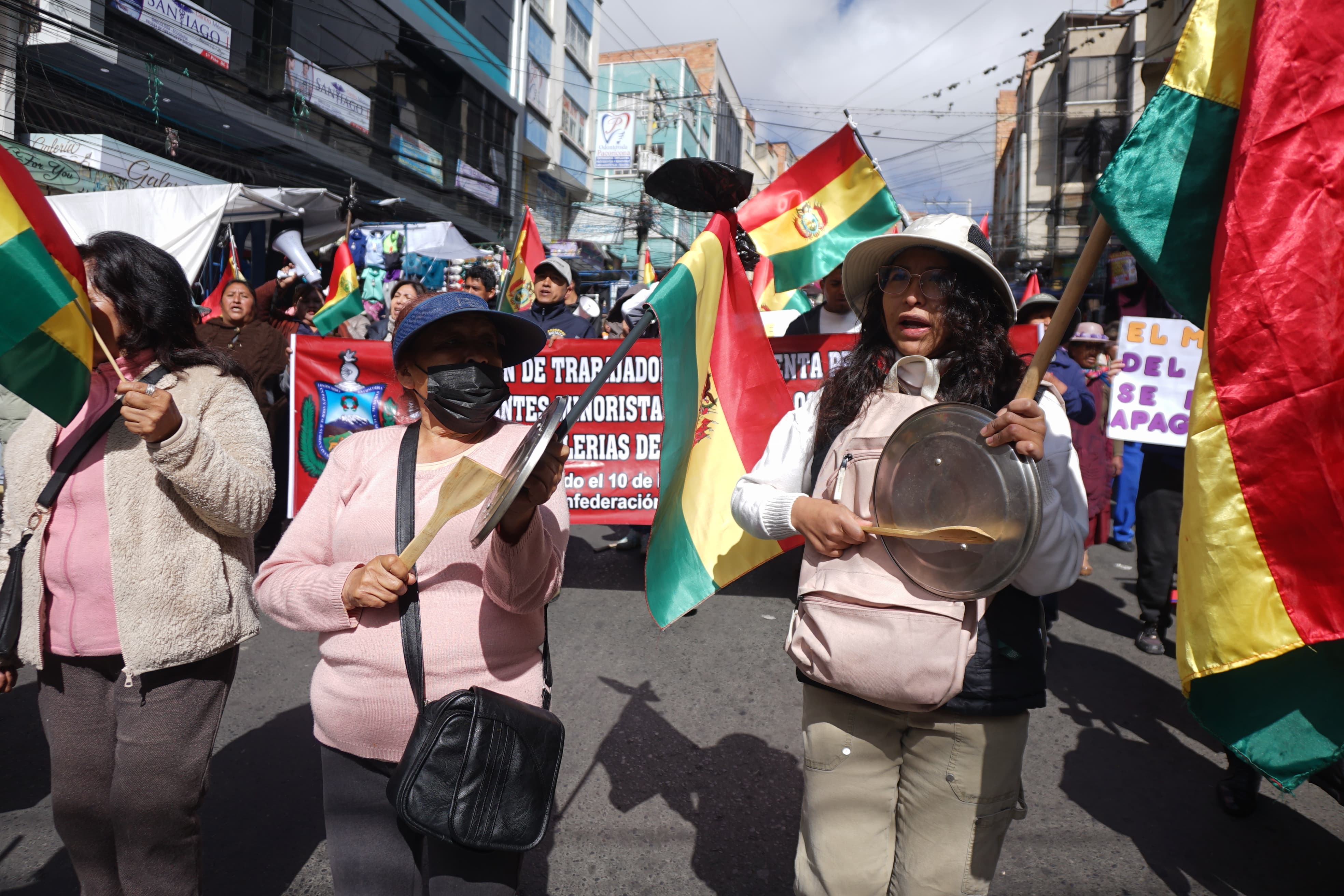 Gremiales marchan por el centro  paceño debido a la crisis;  Montenegro  reitera a la ALP que apruebe créditos
