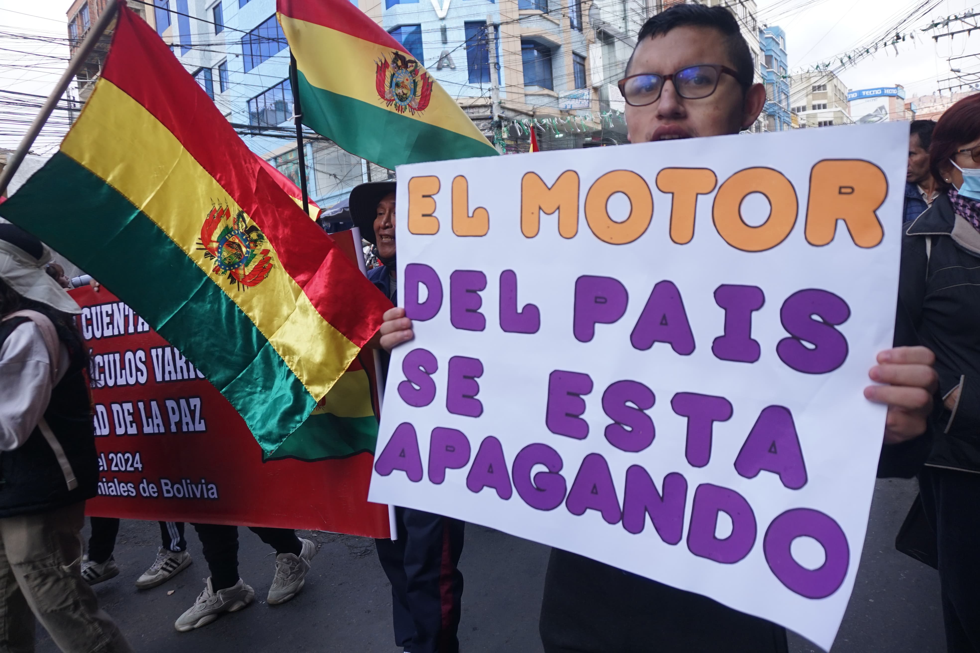 Gremiales marchan por el centro  paceño debido a la crisis;  Montenegro  reitera a la ALP que apruebe créditos