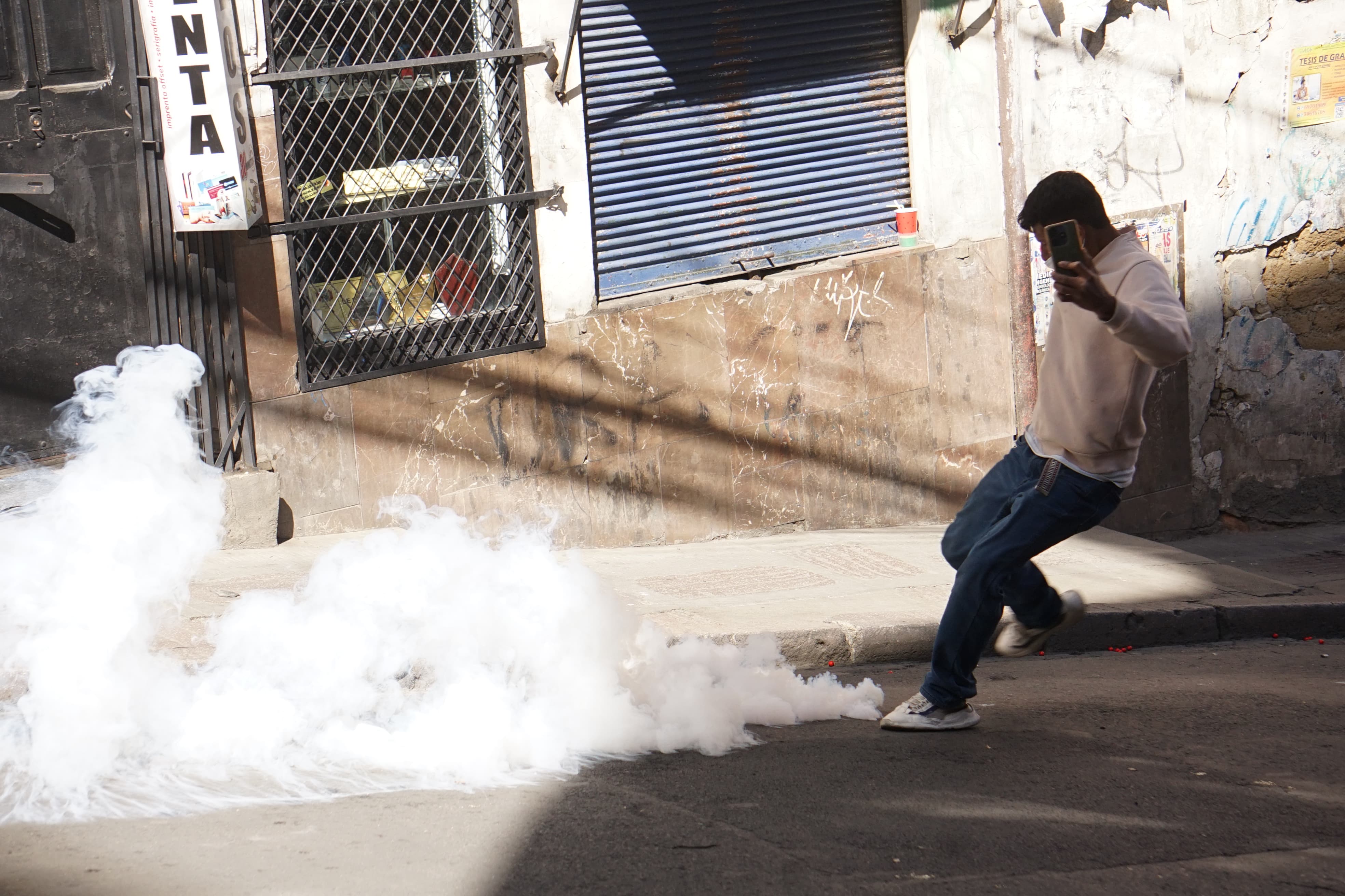 Marchistas afines a Morales intentan ingresar a la plaza Murillo, pero son contenidos por la Policía