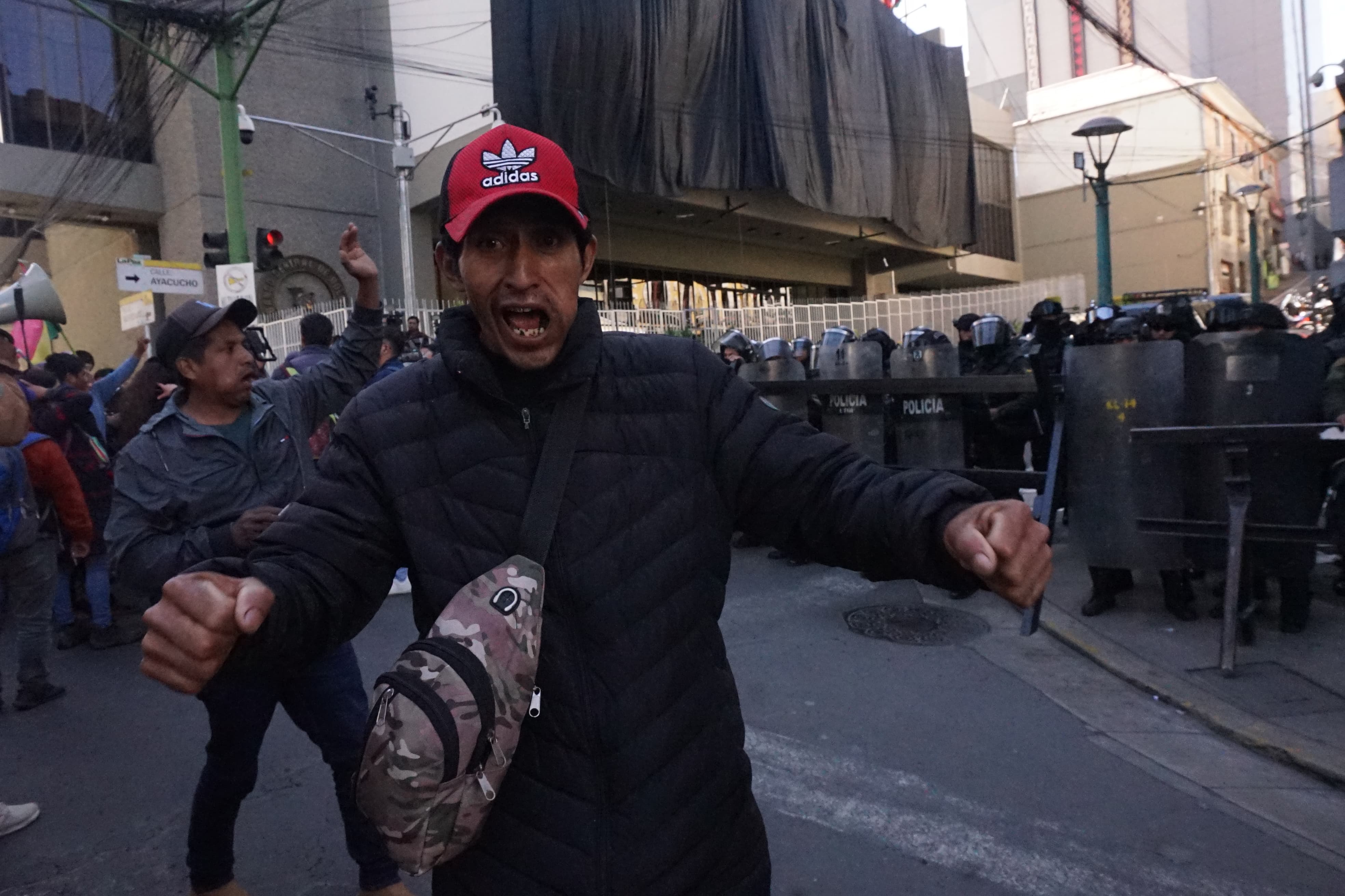 Marchistas afines a Morales intentan ingresar a la plaza Murillo, pero son contenidos por la Policía