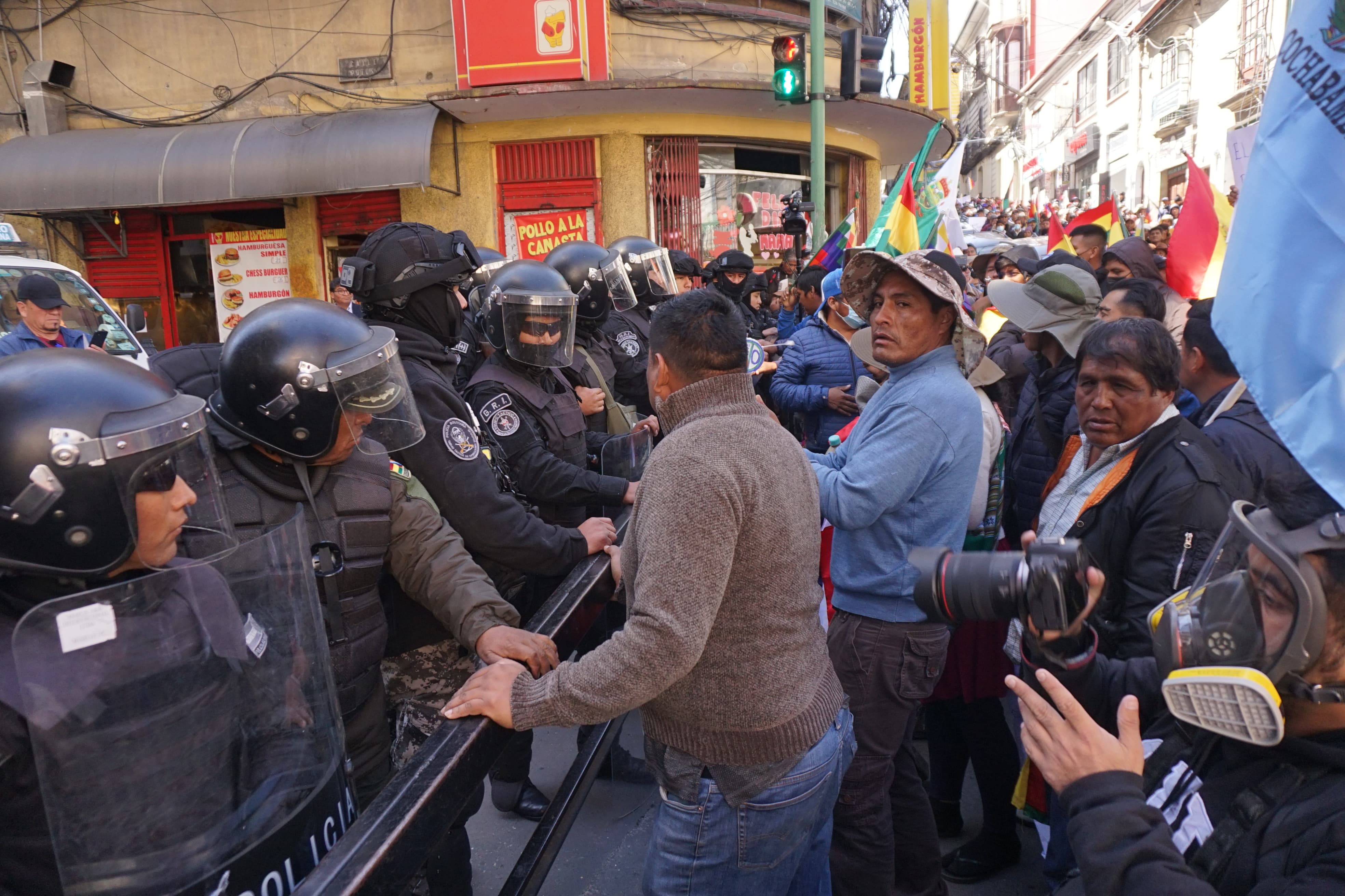 Marchistas afines a Morales intentan ingresar a la plaza Murillo, pero son contenidos por la Policía