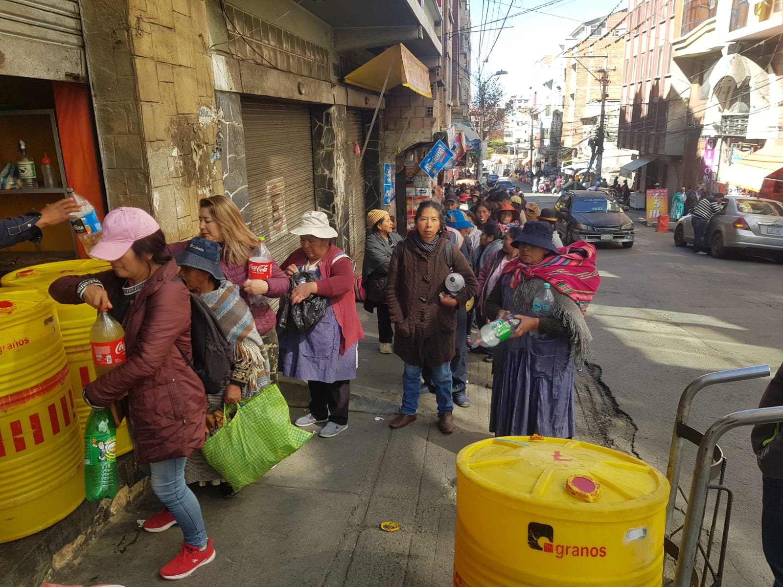 Fila para comprar aceite a granel supera las dos cuadras en el centro paceño