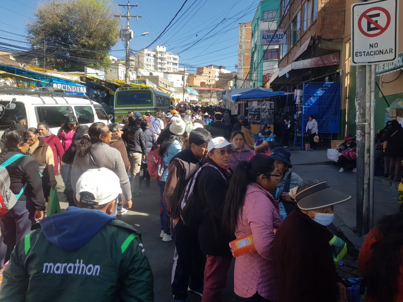 Fila para comprar aceite a granel supera las dos cuadras en el centro paceño