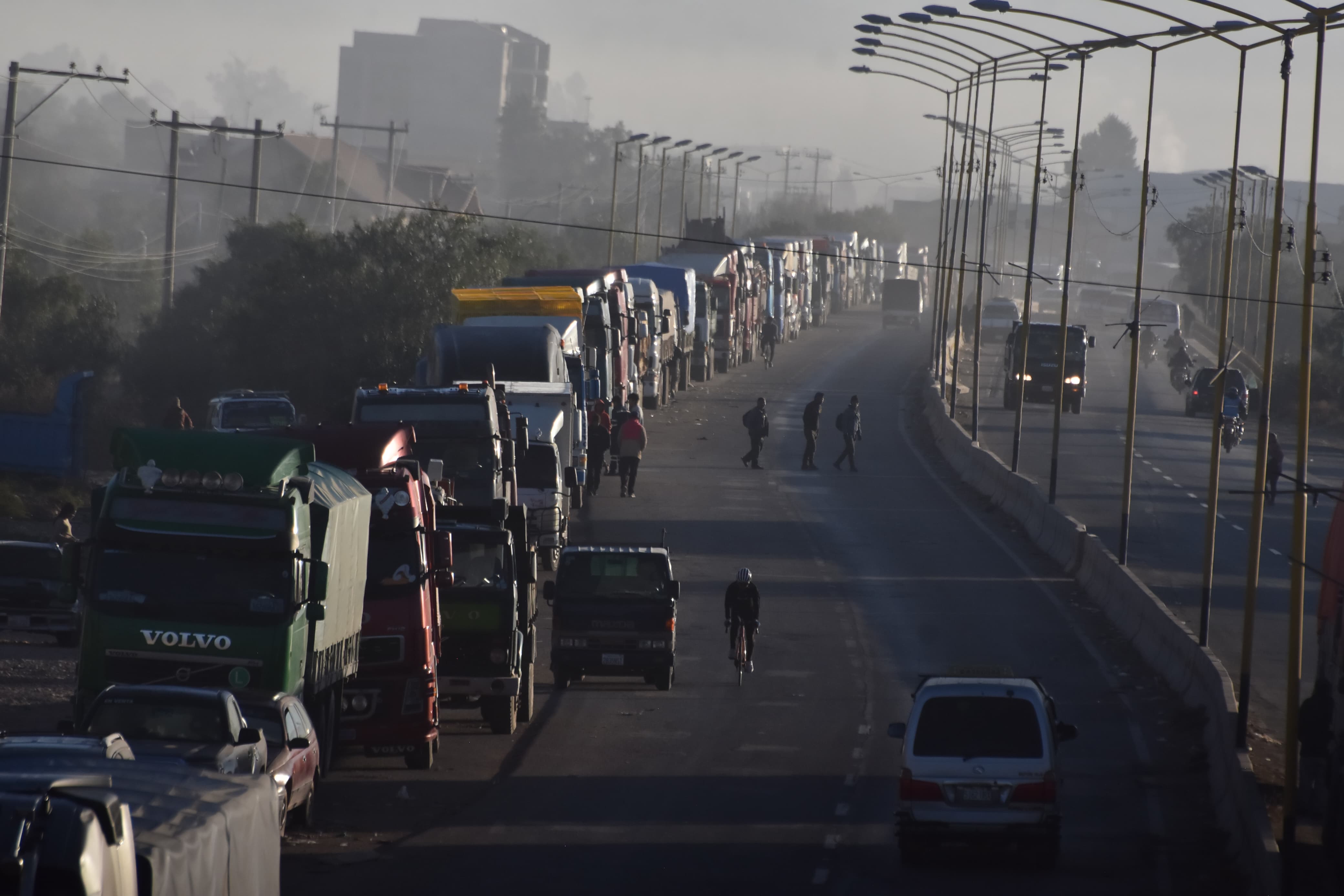 Policía desbloquea carretera que une a Cochabamba con el occidente, a la altura de Sipe Sipe