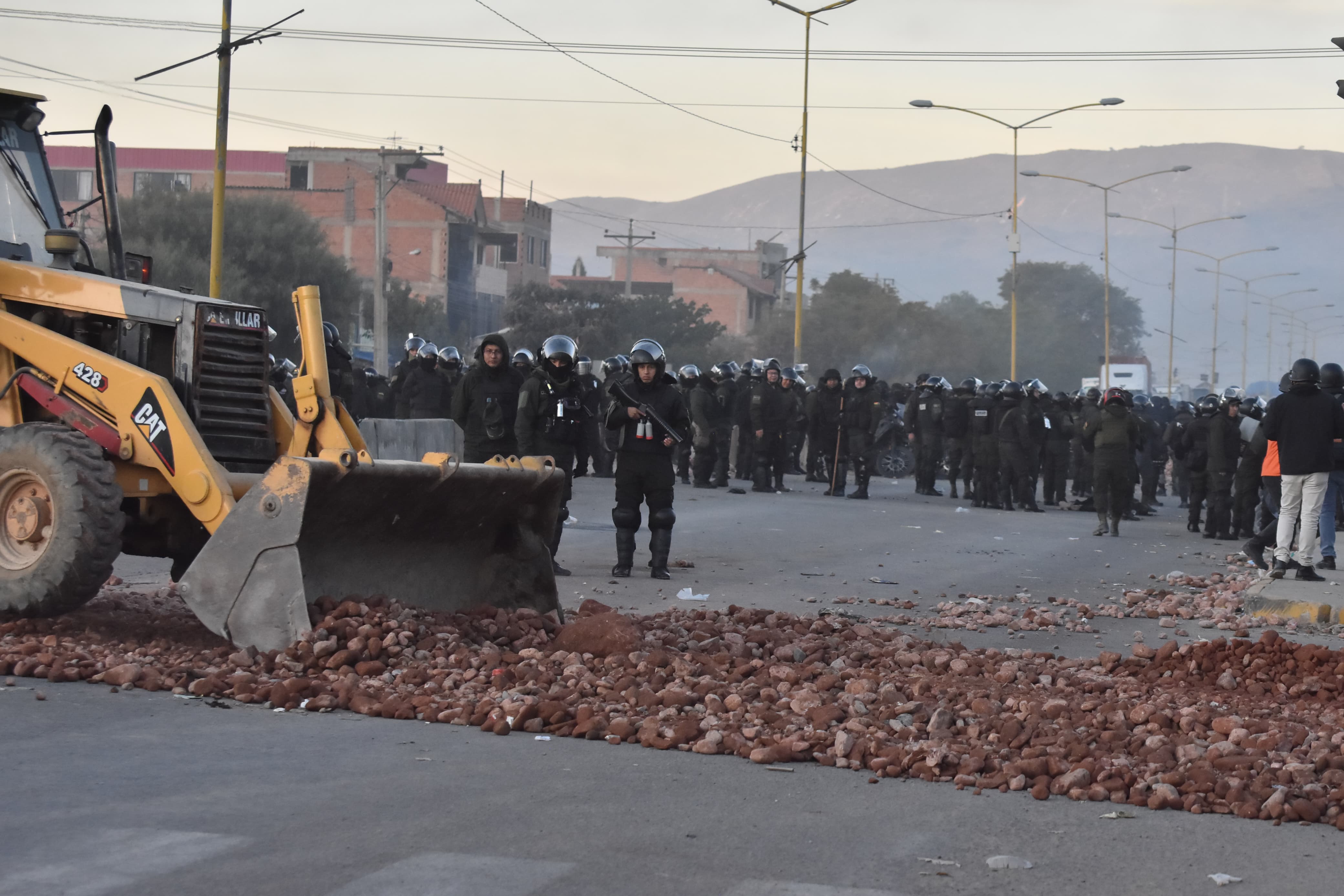 Policía desbloquea carretera que une a Cochabamba con el occidente, a la altura de Sipe Sipe