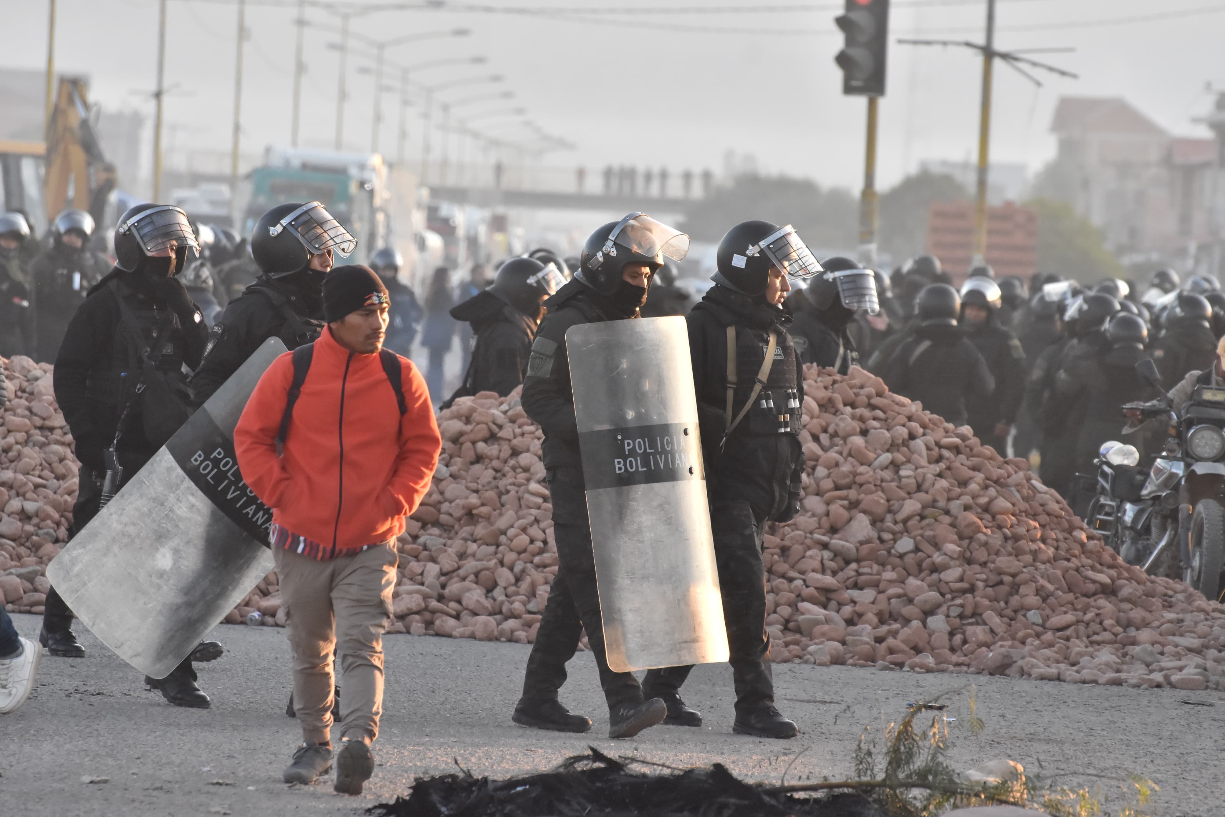 Policía desbloquea carretera que une a Cochabamba con el occidente, a la altura de Sipe Sipe
