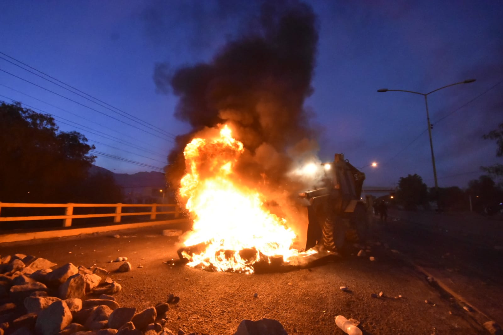 Policías usan gases lacrimógenos y desbloquean puente Khora en Vinto 